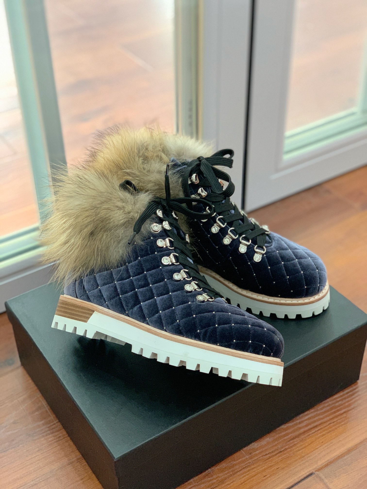 【LeSilla】领口狐狸毛款。代购级。莱斯娜意大利知名品牌。他的设计灵感源自于使一个女人的形象真实而充