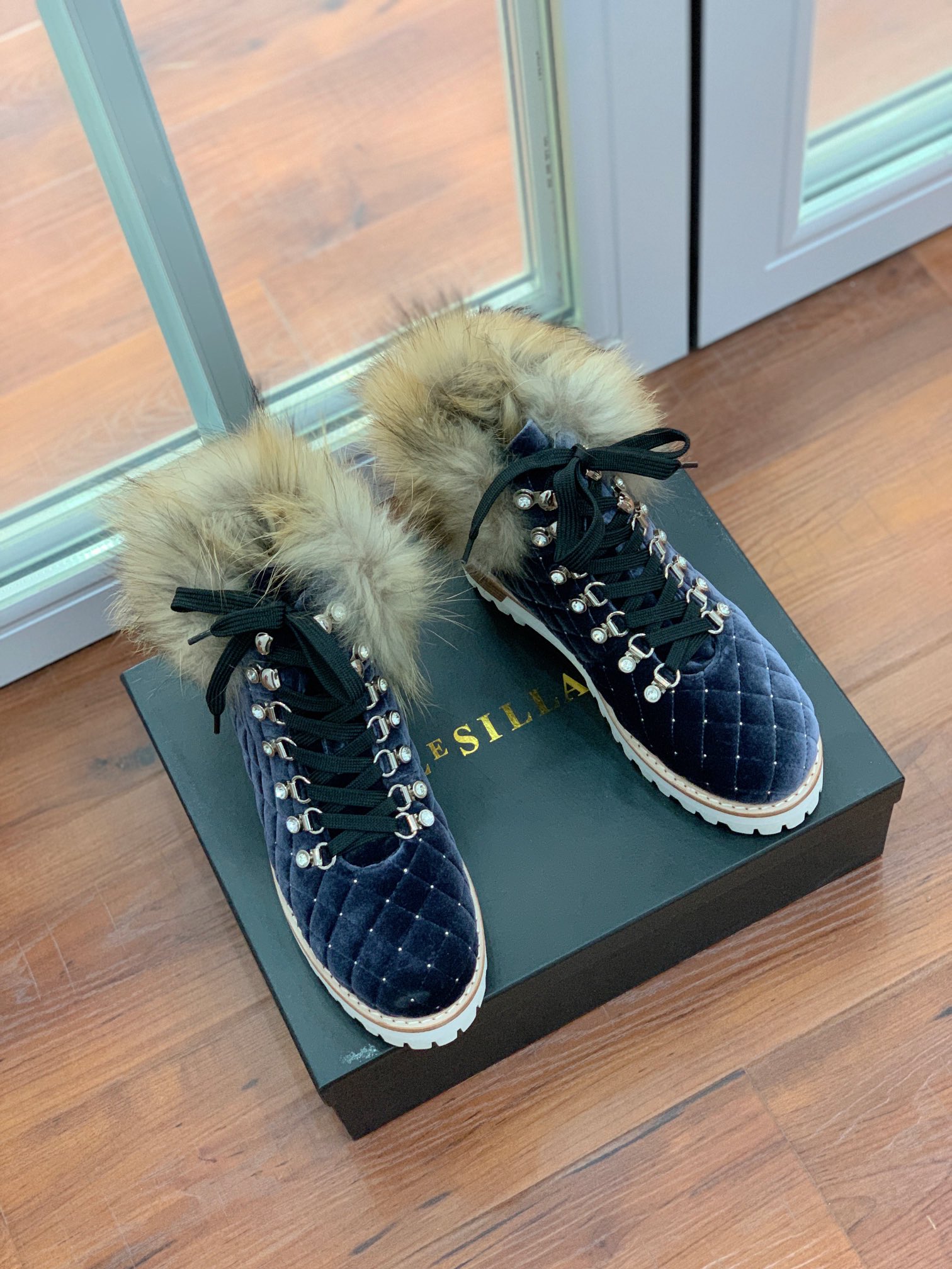 【LeSilla】领口狐狸毛款。代购级。莱斯娜意大利知名品牌。他的设计灵感源自于使一个女人的形象真实而充