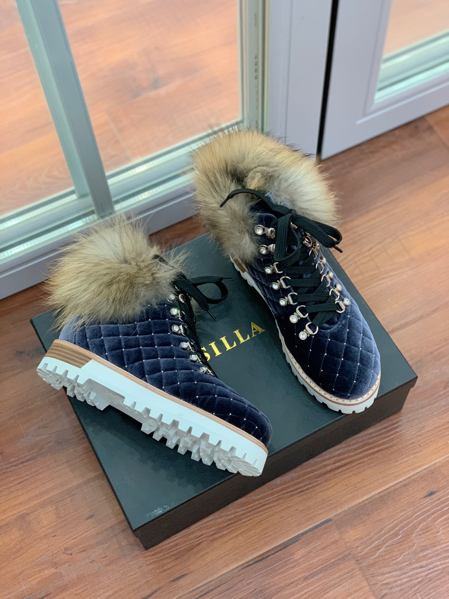 【LeSilla】领口狐狸毛款。代购级。莱斯娜意大利知名品牌。他的设计灵感源自于使一个女人的形象真实而充