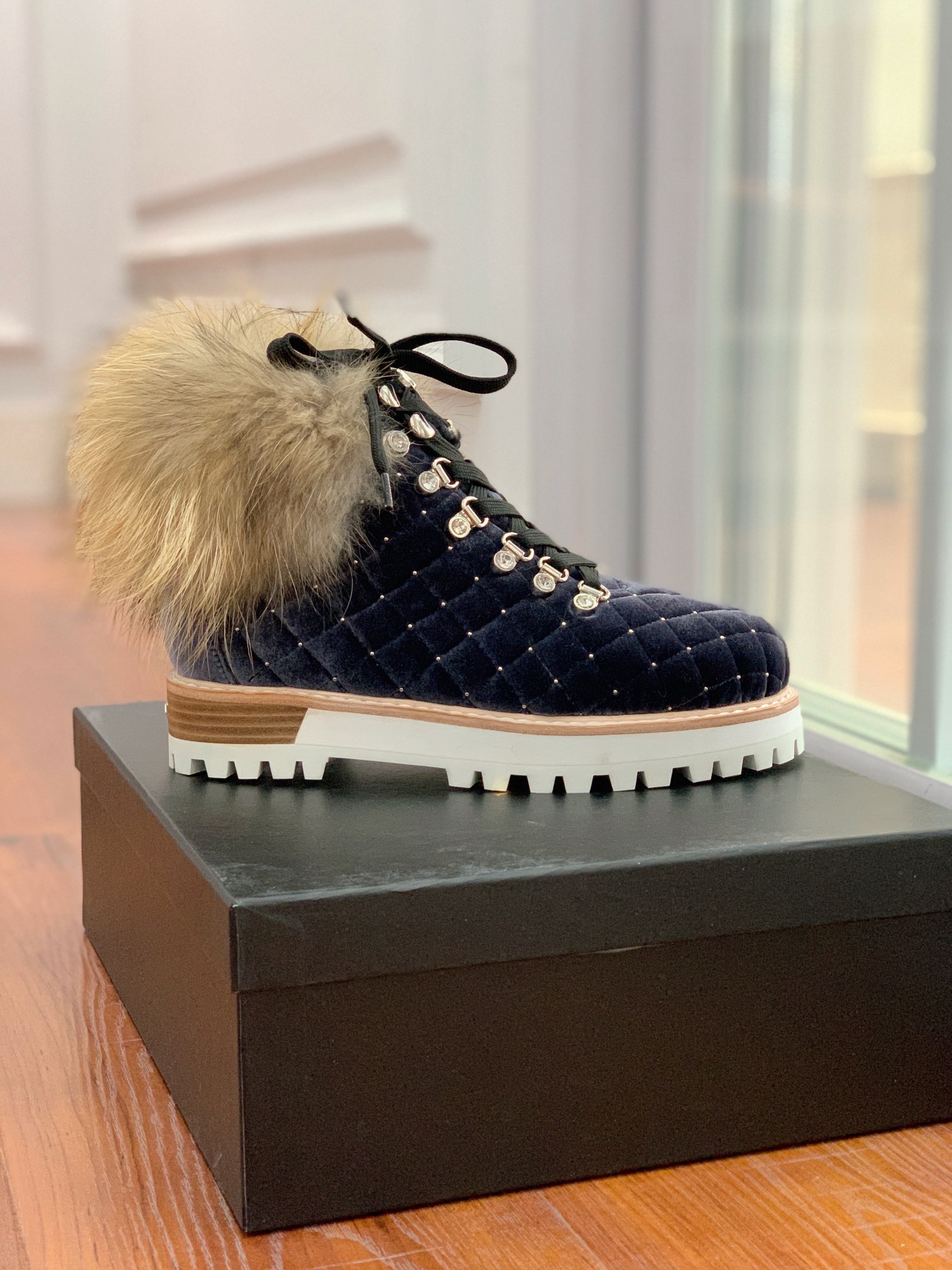 【LeSilla】领口狐狸毛款。代购级。莱斯娜意大利知名品牌。他的设计灵感源自于使一个女人的形象真实而充