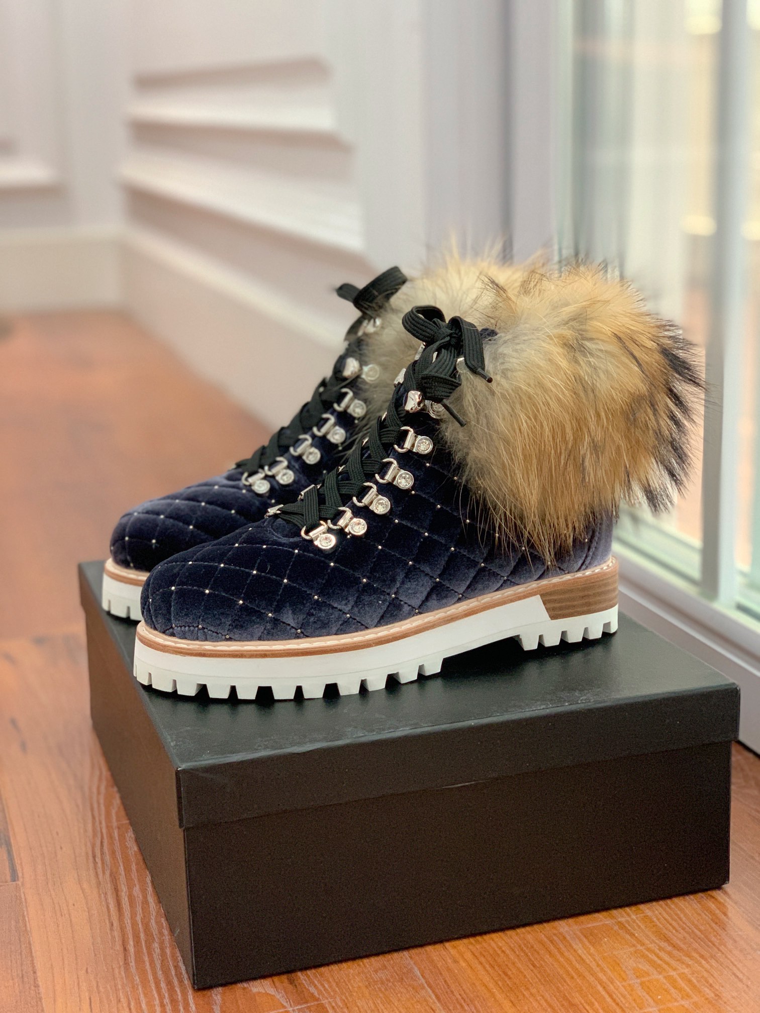 【LeSilla】领口狐狸毛款。代购级。莱斯娜意大利知名品牌。他的设计灵感源自于使一个女人的形象真实而充