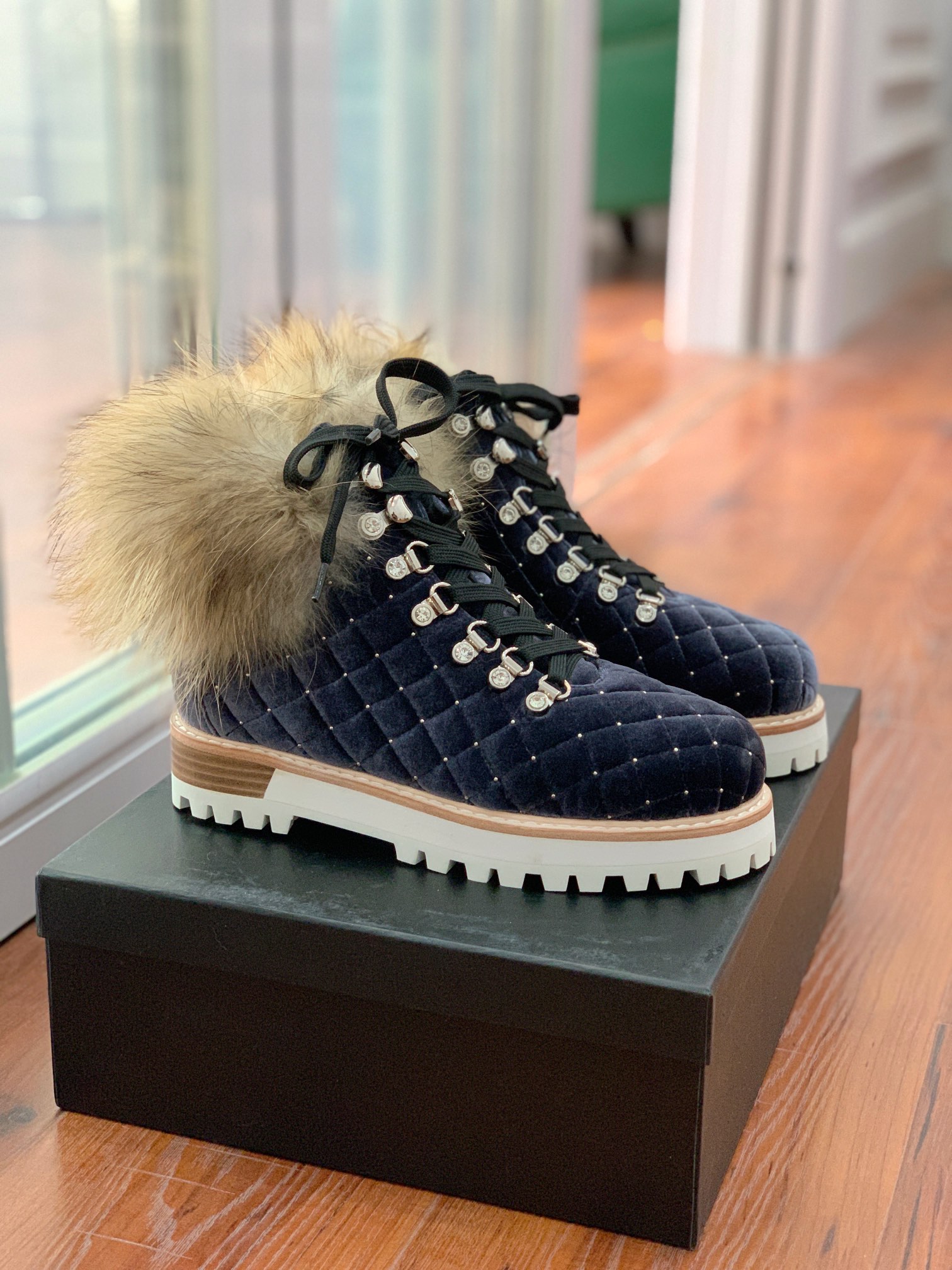 【LeSilla】领口狐狸毛款。代购级。莱斯娜意大利知名品牌。他的设计灵感源自于使一个女人的形象真实而充