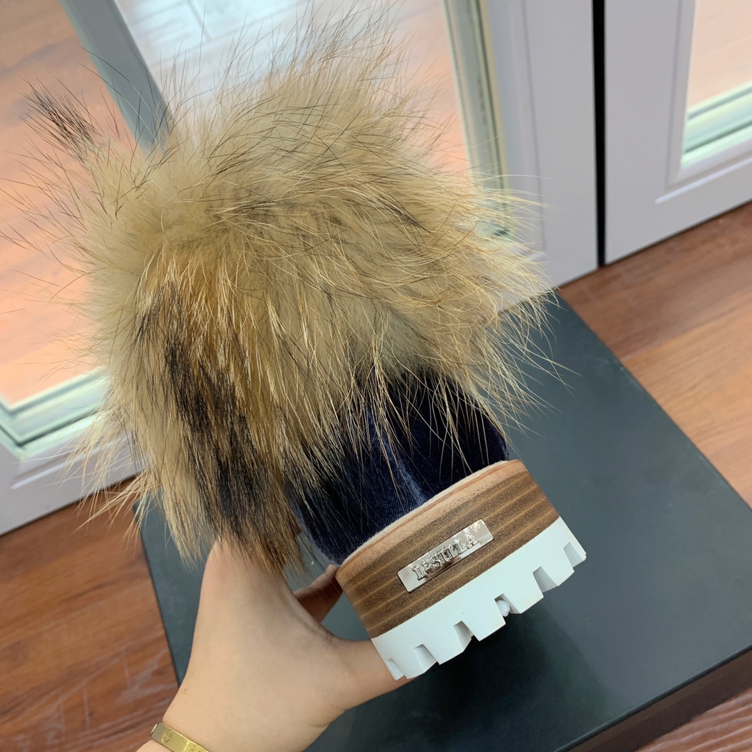 【LeSilla】领口狐狸毛款。代购级。莱斯娜意大利知名品牌。他的设计灵感源自于使一个女人的形象真实而充