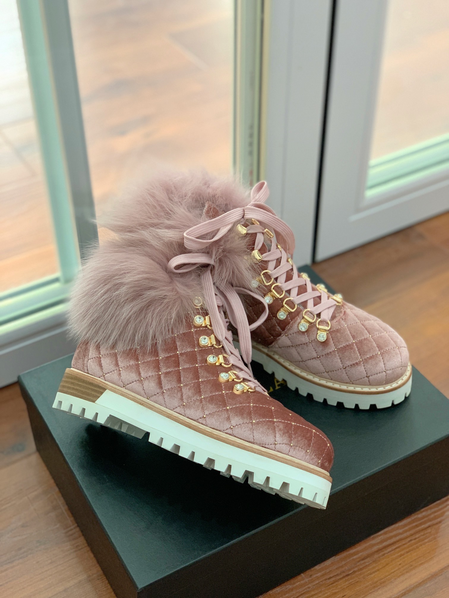 【LeSilla】领口狐狸毛款。代购级。莱斯娜意大利知名品牌。他的设计灵感源自于使一个女人的形象真实而充