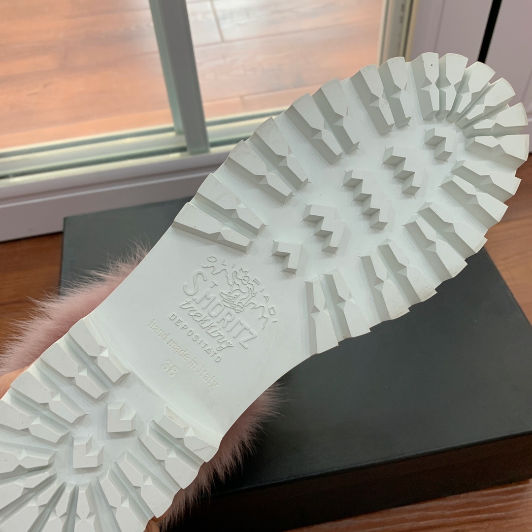 【LeSilla】领口狐狸毛款。代购级。莱斯娜意大利知名品牌。他的设计灵感源自于使一个女人的形象真实而充