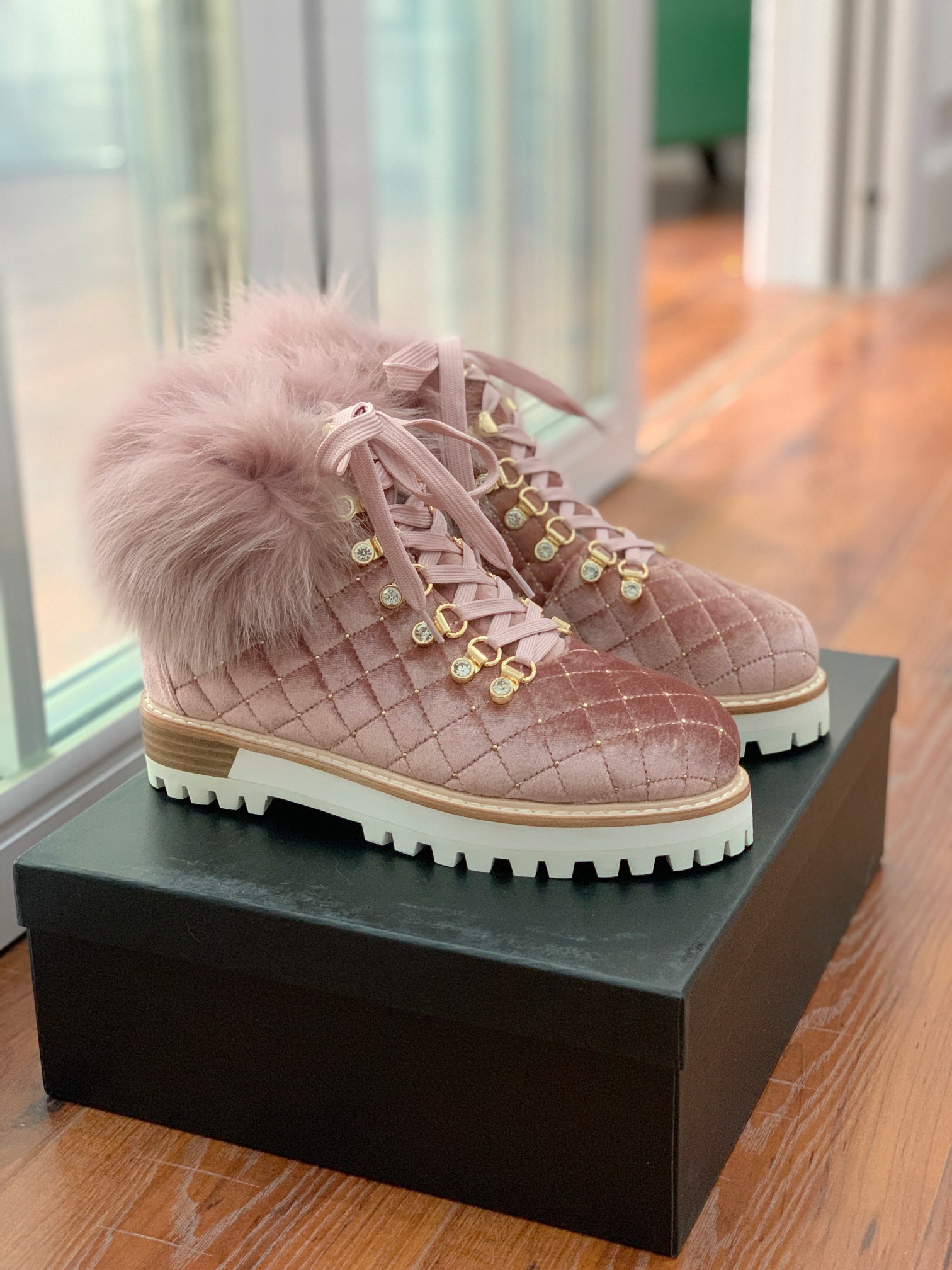 【LeSilla】领口狐狸毛款。代购级。莱斯娜意大利知名品牌。他的设计灵感源自于使一个女人的形象真实而充