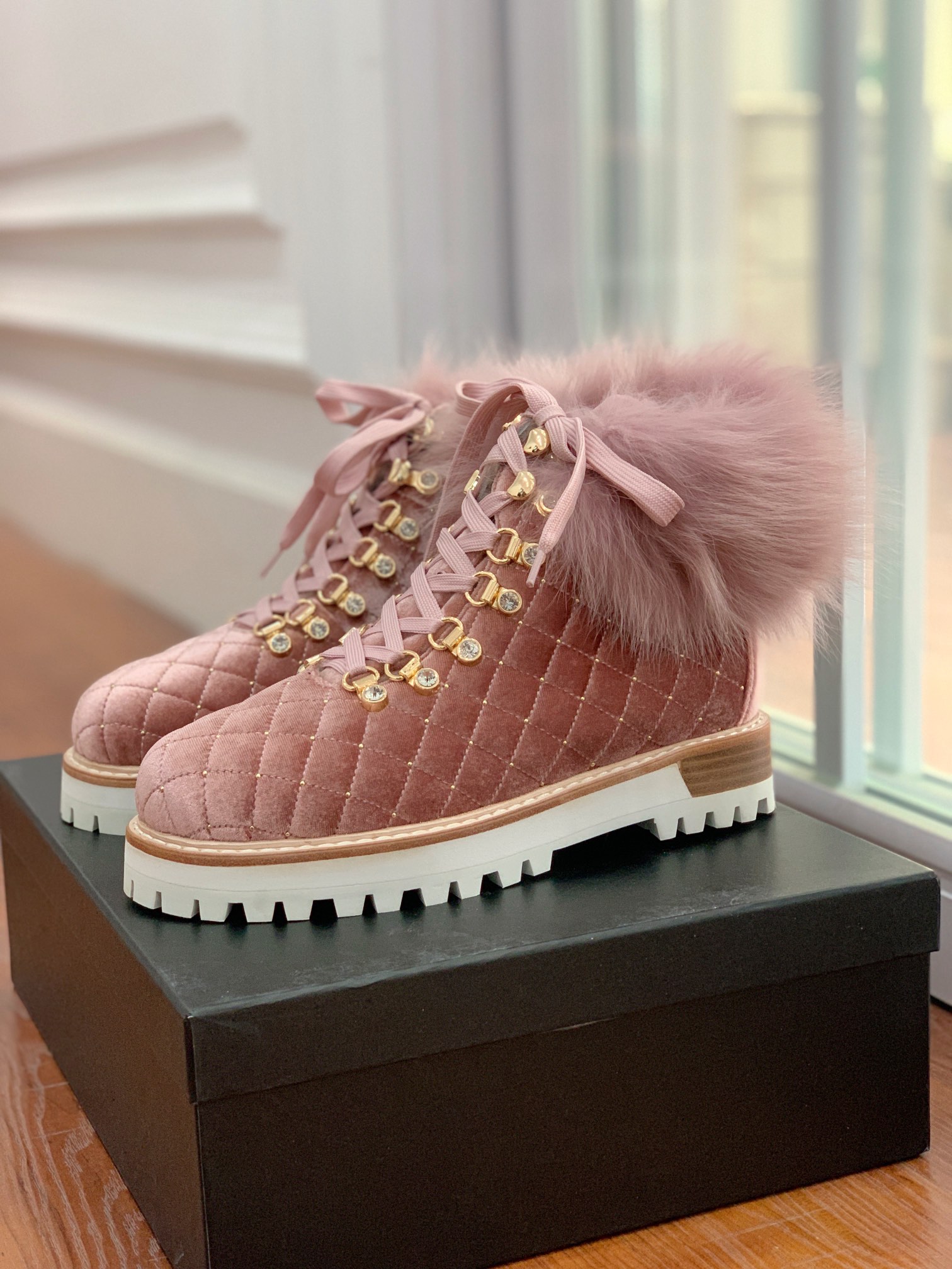 【LeSilla】领口狐狸毛款。代购级。莱斯娜意大利知名品牌。他的设计灵感源自于使一个女人的形象真实而充