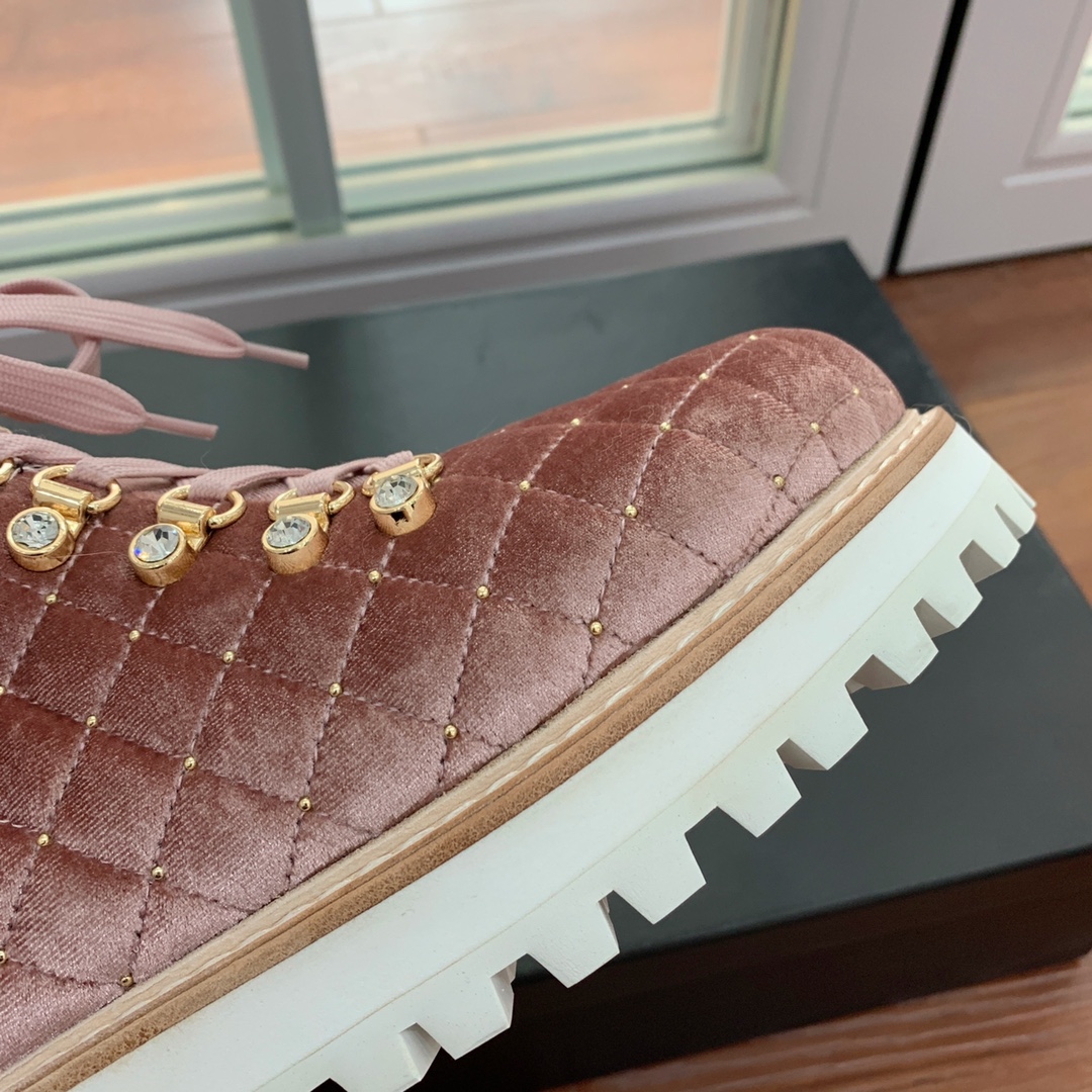 【LeSilla】领口狐狸毛款。代购级。莱斯娜意大利知名品牌。他的设计灵感源自于使一个女人的形象真实而充