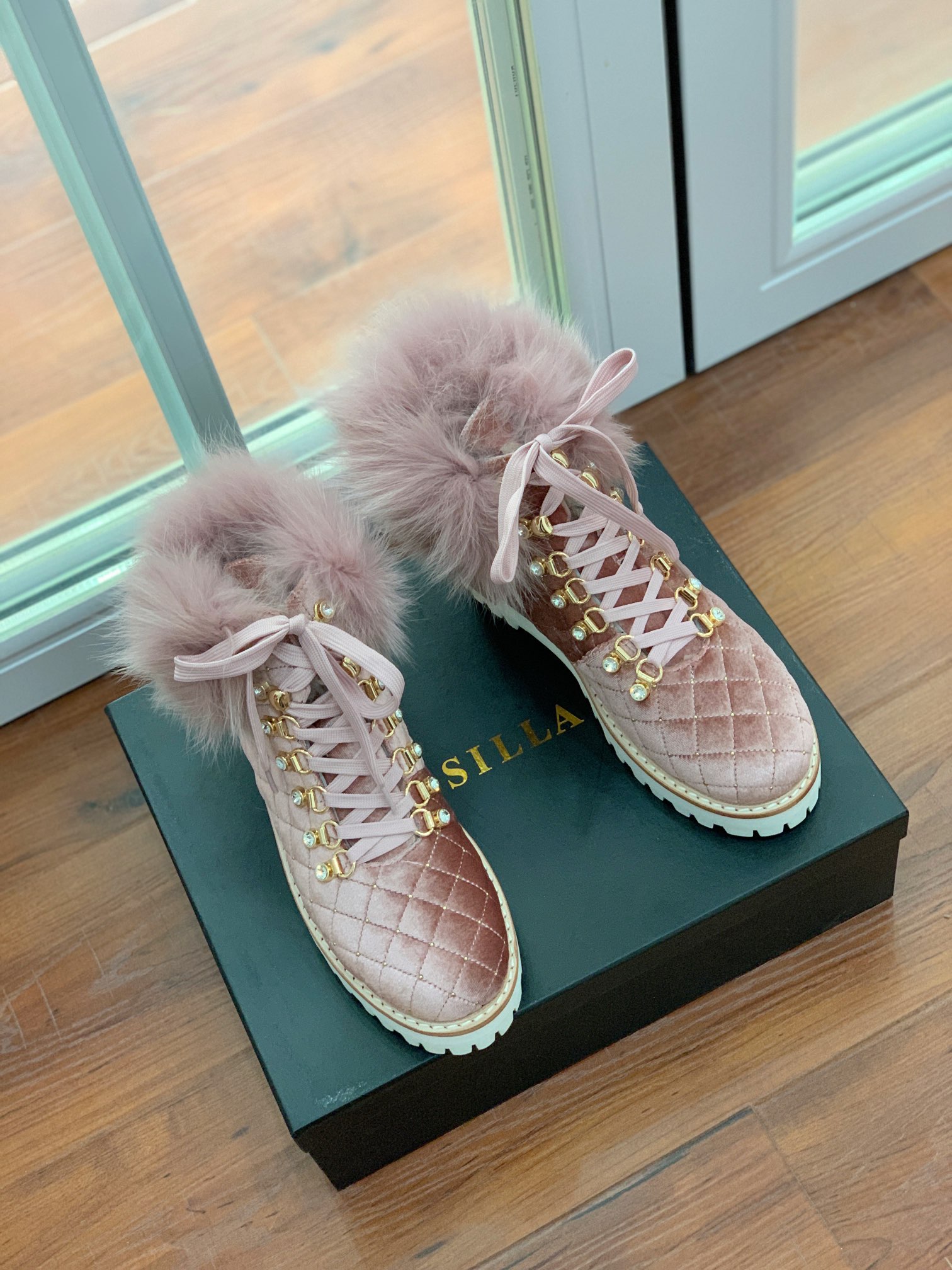 【LeSilla】领口狐狸毛款。代购级。莱斯娜意大利知名品牌。他的设计灵感源自于使一个女人的形象真实而充