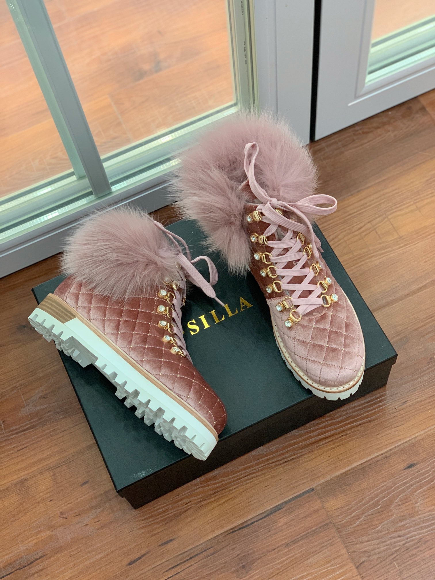 【LeSilla】领口狐狸毛款。代购级。莱斯娜意大利知名品牌。他的设计灵感源自于使一个女人的形象真实而充