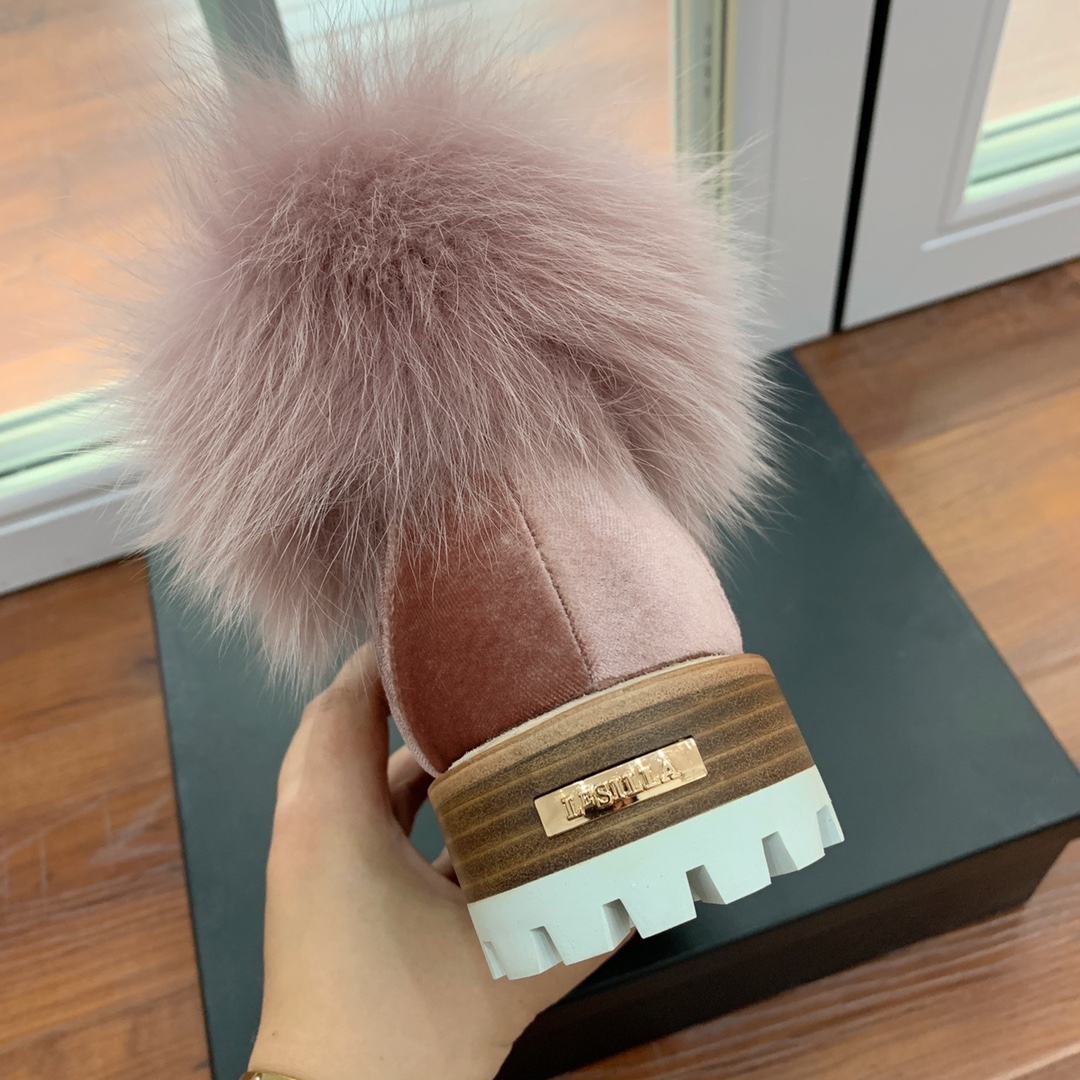 【LeSilla】领口狐狸毛款。代购级。莱斯娜意大利知名品牌。他的设计灵感源自于使一个女人的形象真实而充