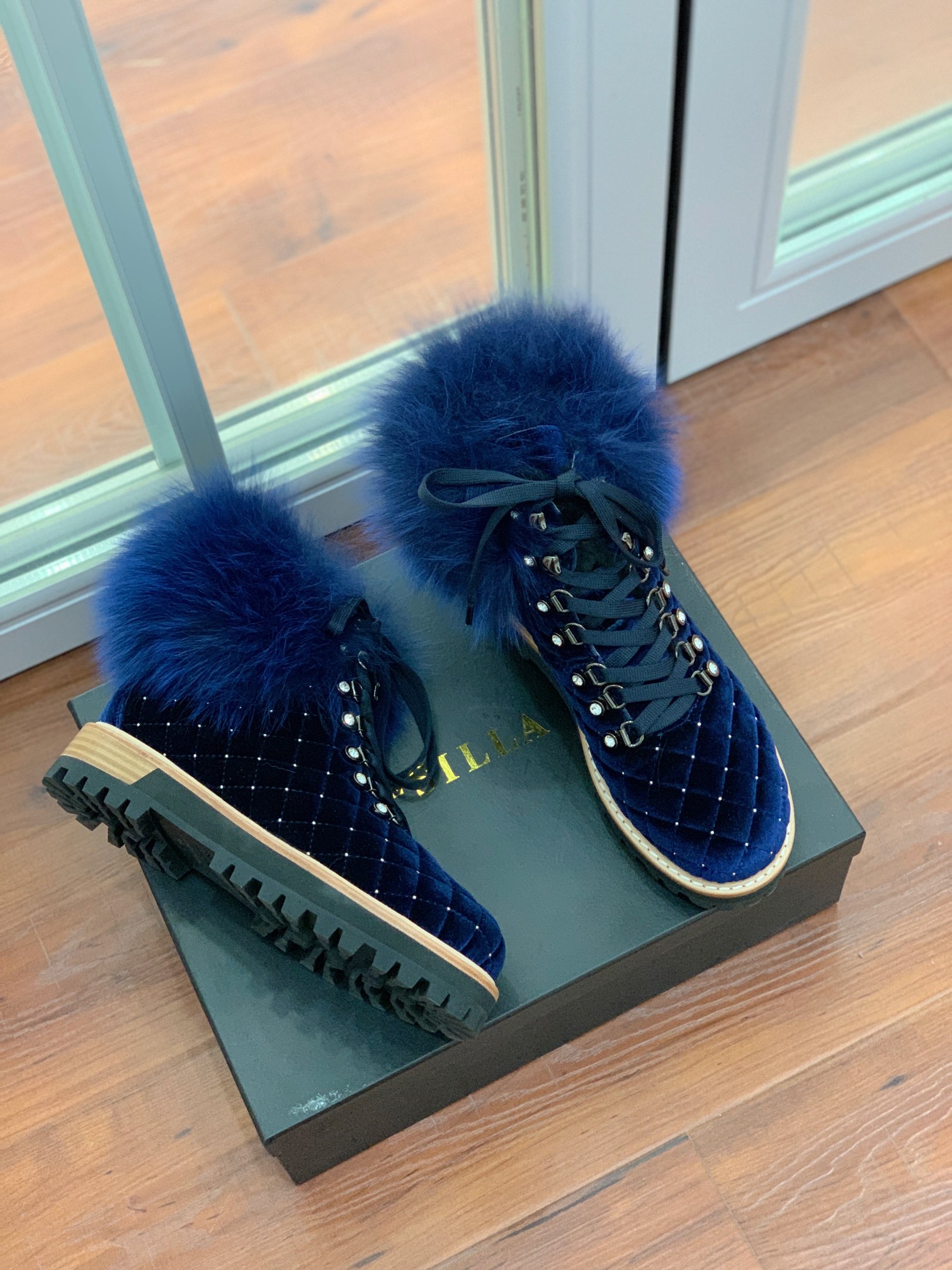 【LeSilla】领口狐狸毛款。代购级。莱斯娜意大利知名品牌。他的设计灵感源自于使一个女人的形象真实而充