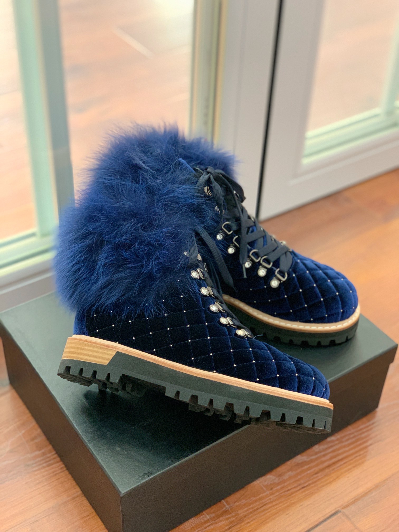 【LeSilla】领口狐狸毛款。代购级。莱斯娜意大利知名品牌。他的设计灵感源自于使一个女人的形象真实而充