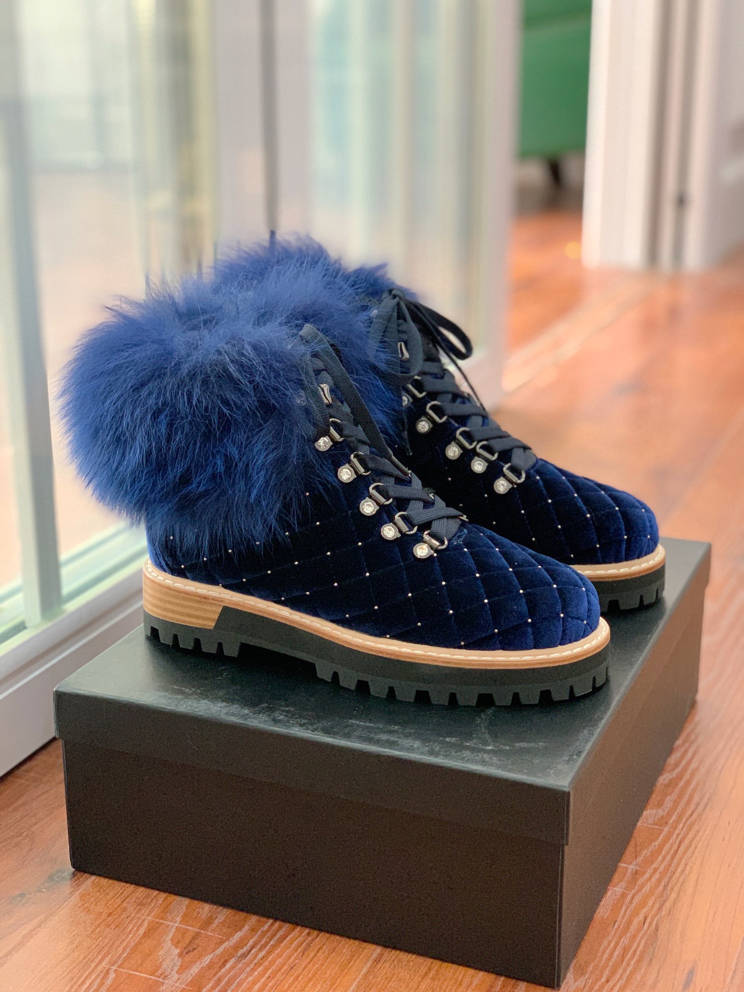 【LeSilla】领口狐狸毛款。代购级。莱斯娜意大利知名品牌。他的设计灵感源自于使一个女人的形象真实而充