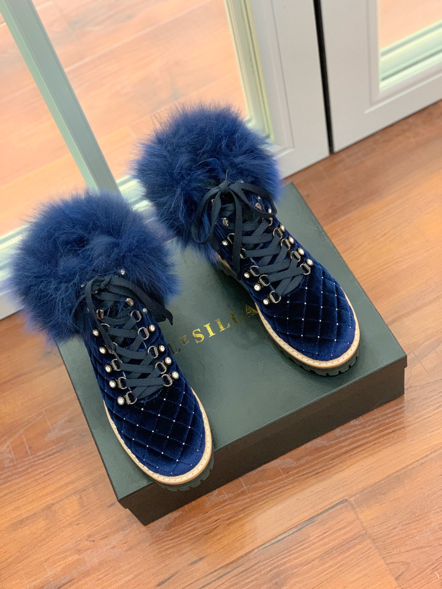 【LeSilla】领口狐狸毛款。代购级。莱斯娜意大利知名品牌。他的设计灵感源自于使一个女人的形象真实而充