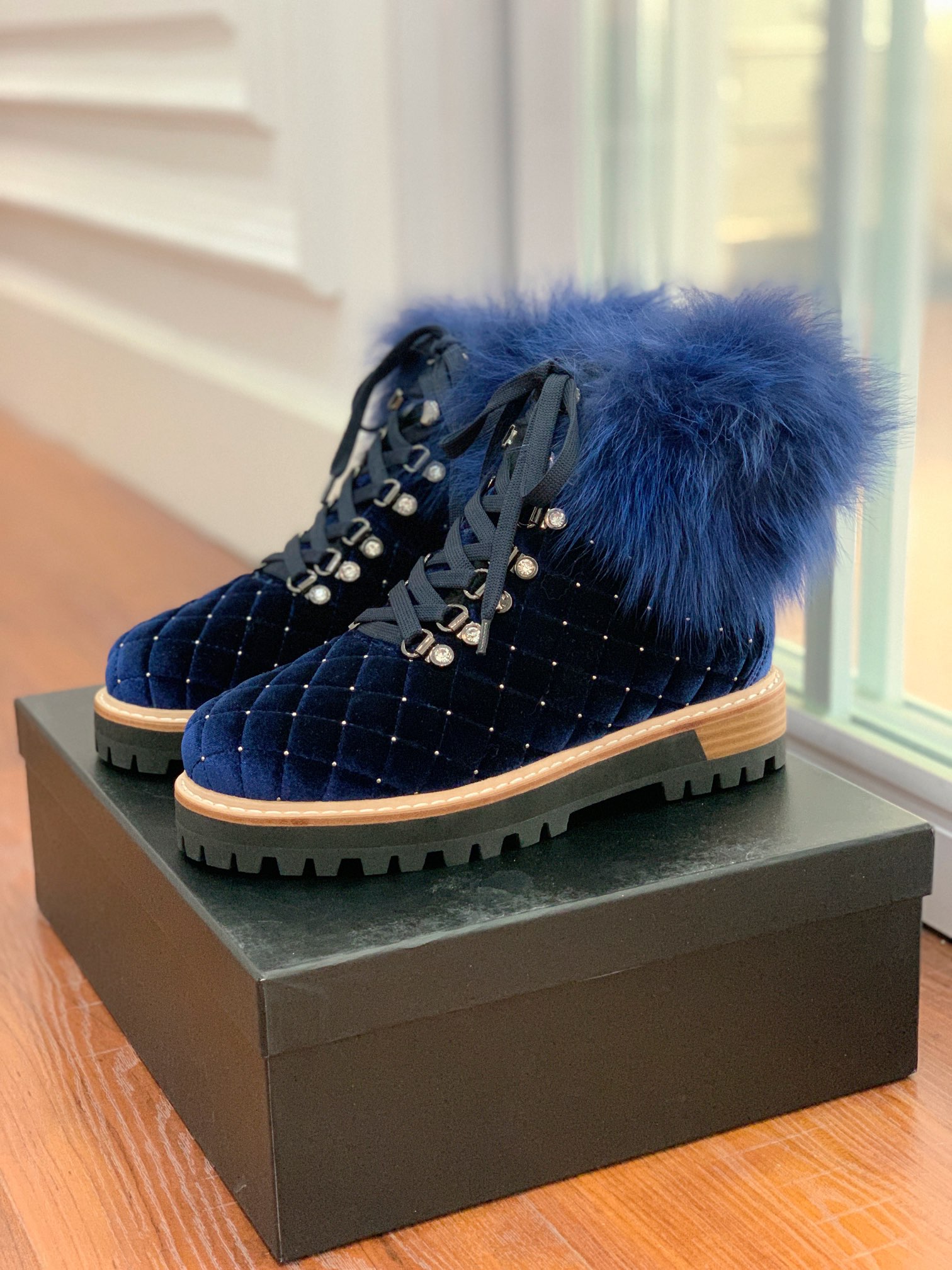 【LeSilla】领口狐狸毛款。代购级。莱斯娜意大利知名品牌。他的设计灵感源自于使一个女人的形象真实而充