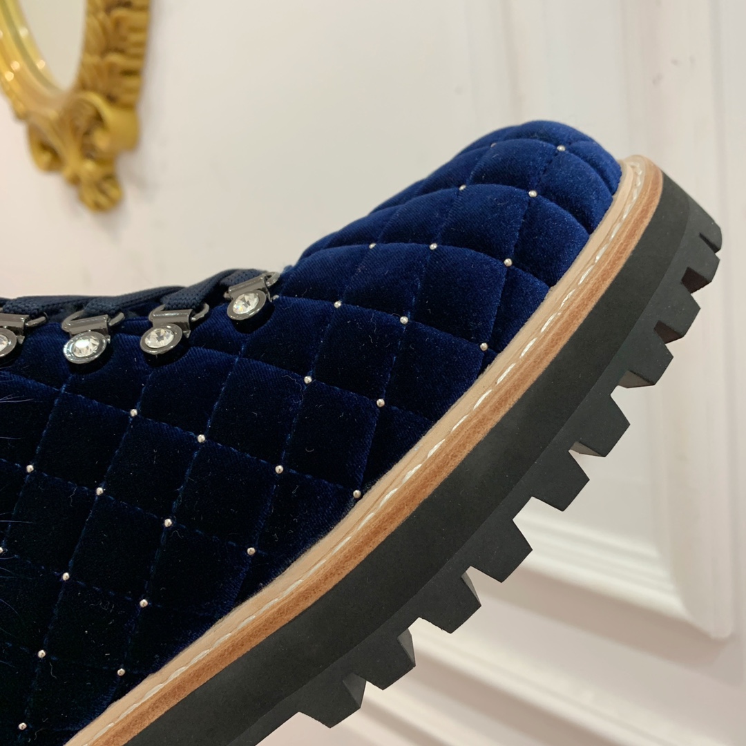 【LeSilla】领口狐狸毛款。代购级。莱斯娜意大利知名品牌。他的设计灵感源自于使一个女人的形象真实而充