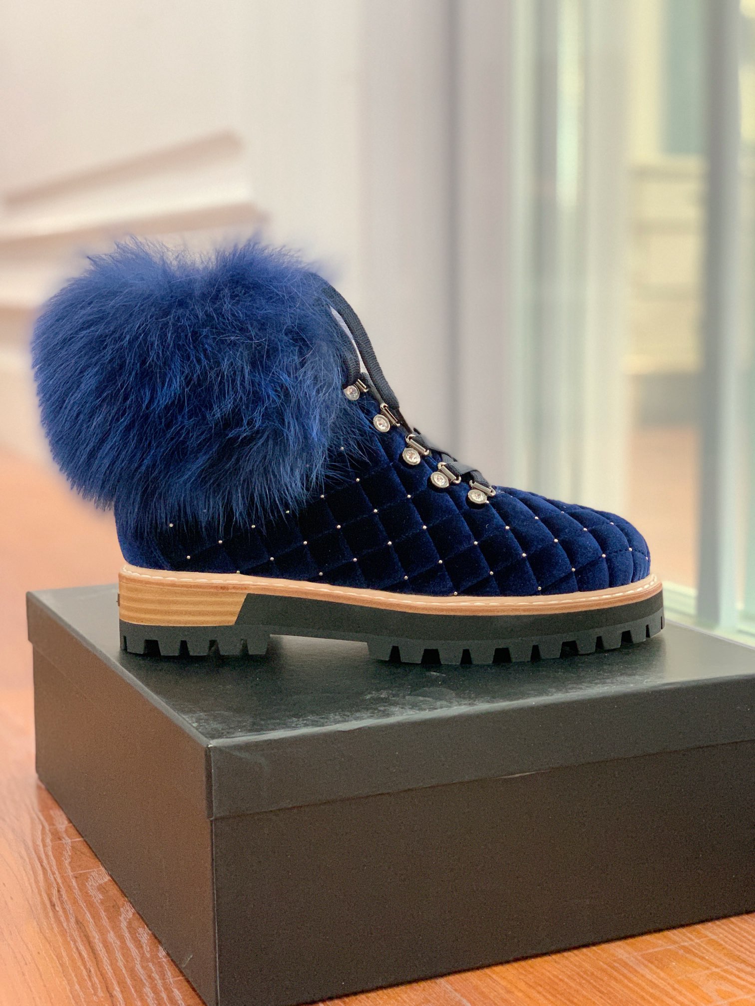 【LeSilla】领口狐狸毛款。代购级。莱斯娜意大利知名品牌。他的设计灵感源自于使一个女人的形象真实而充