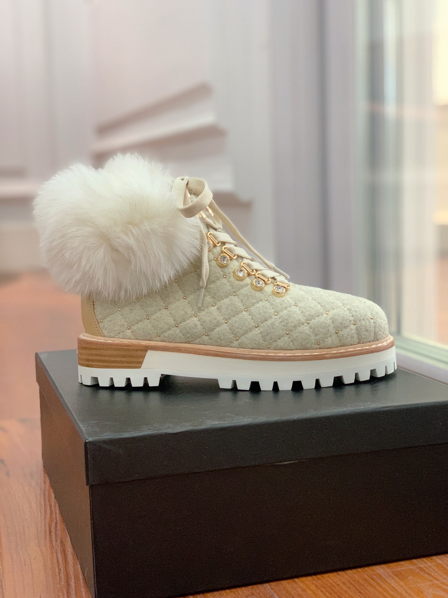 【LeSilla】领口狐狸毛款。代购级。莱斯娜意大利知名品牌。他的设计灵感源自于使一个女人的形象真实而充