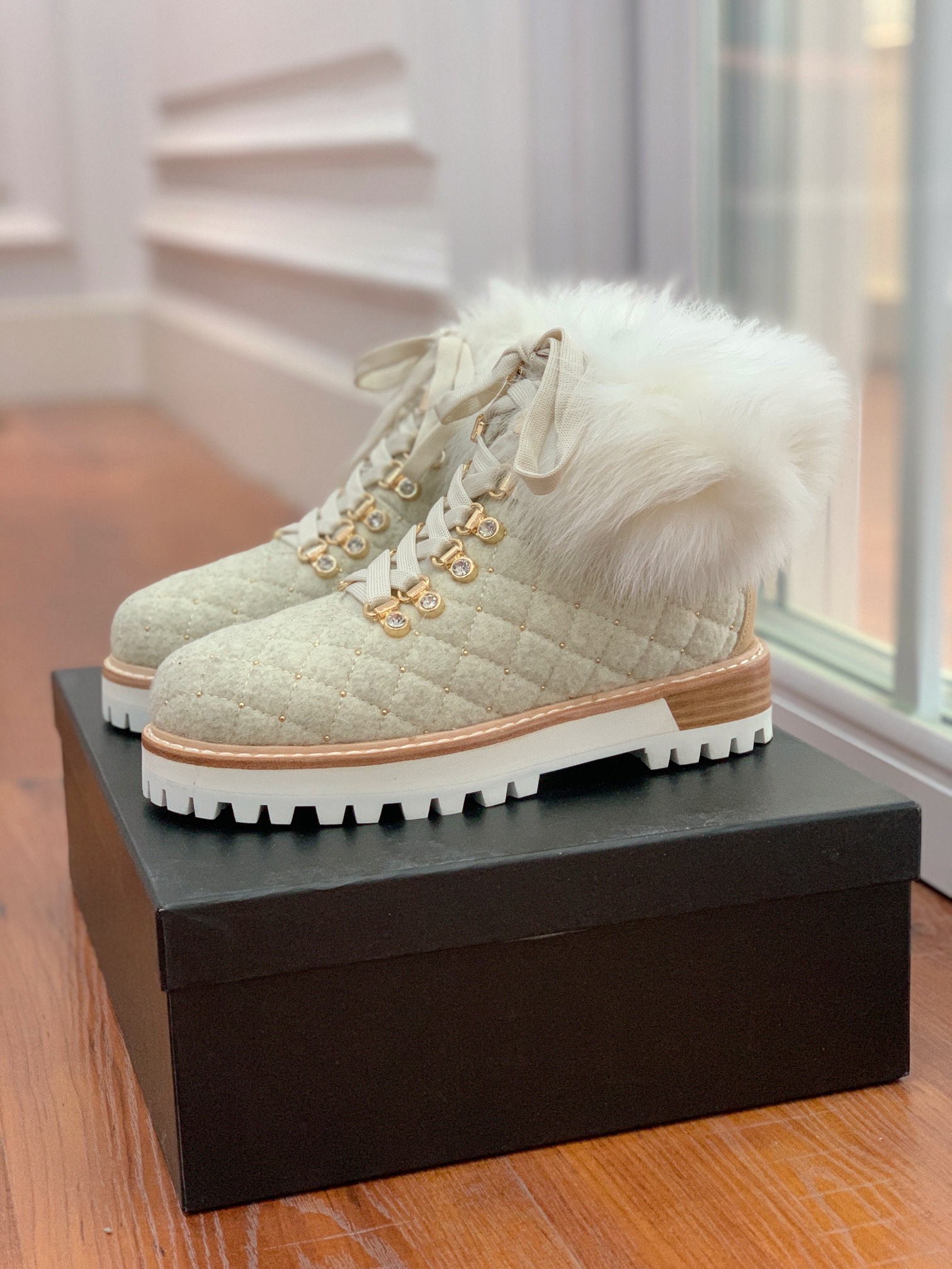 【LeSilla】领口狐狸毛款。代购级。莱斯娜意大利知名品牌。他的设计灵感源自于使一个女人的形象真实而充