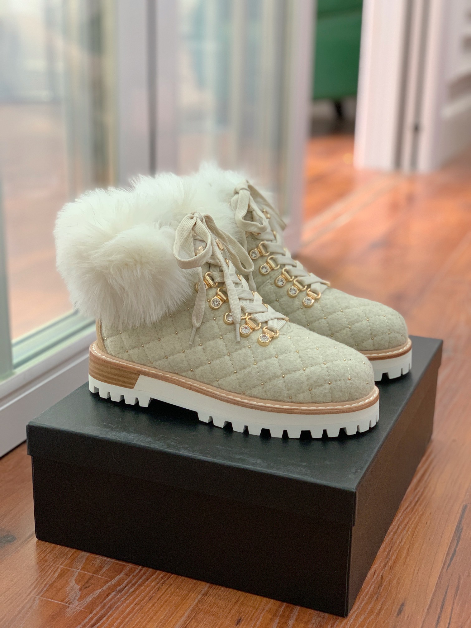 【LeSilla】领口狐狸毛款。代购级。莱斯娜意大利知名品牌。他的设计灵感源自于使一个女人的形象真实而充