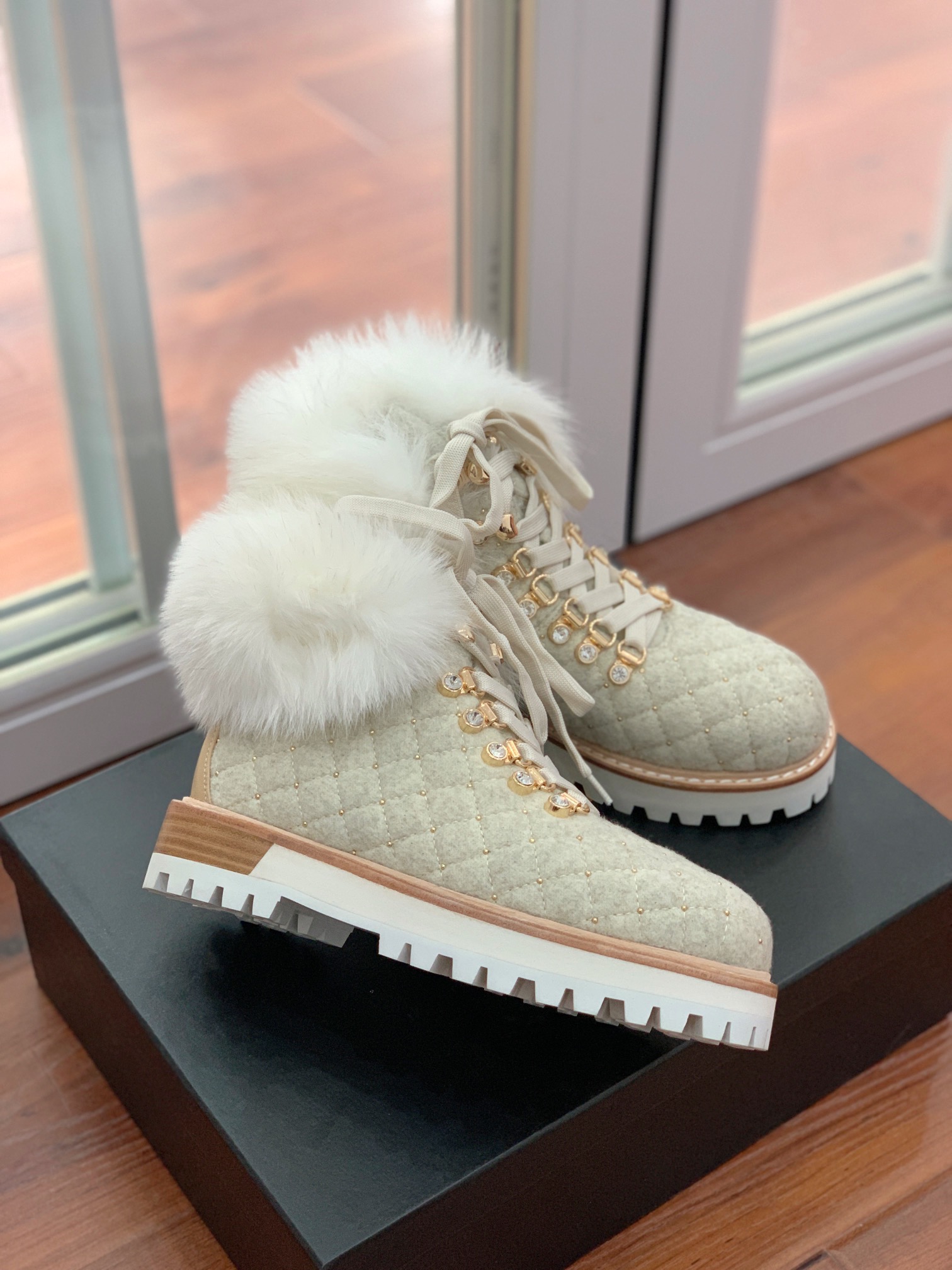 【LeSilla】领口狐狸毛款。代购级。莱斯娜意大利知名品牌。他的设计灵感源自于使一个女人的形象真实而充