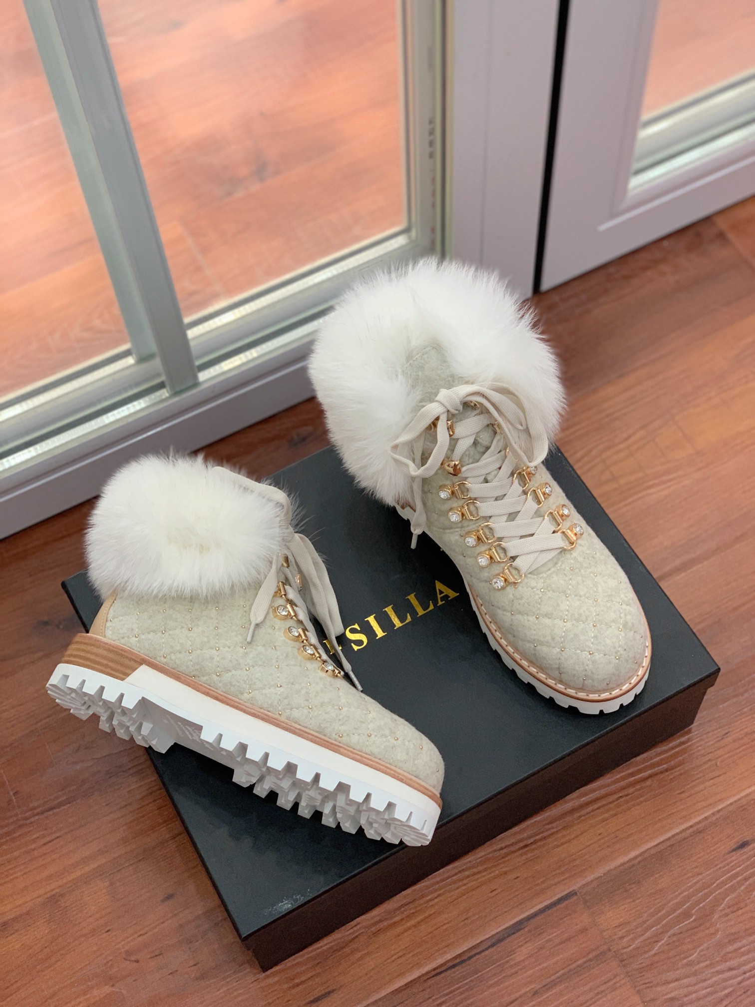 【LeSilla】领口狐狸毛款。代购级。莱斯娜意大利知名品牌。他的设计灵感源自于使一个女人的形象真实而充