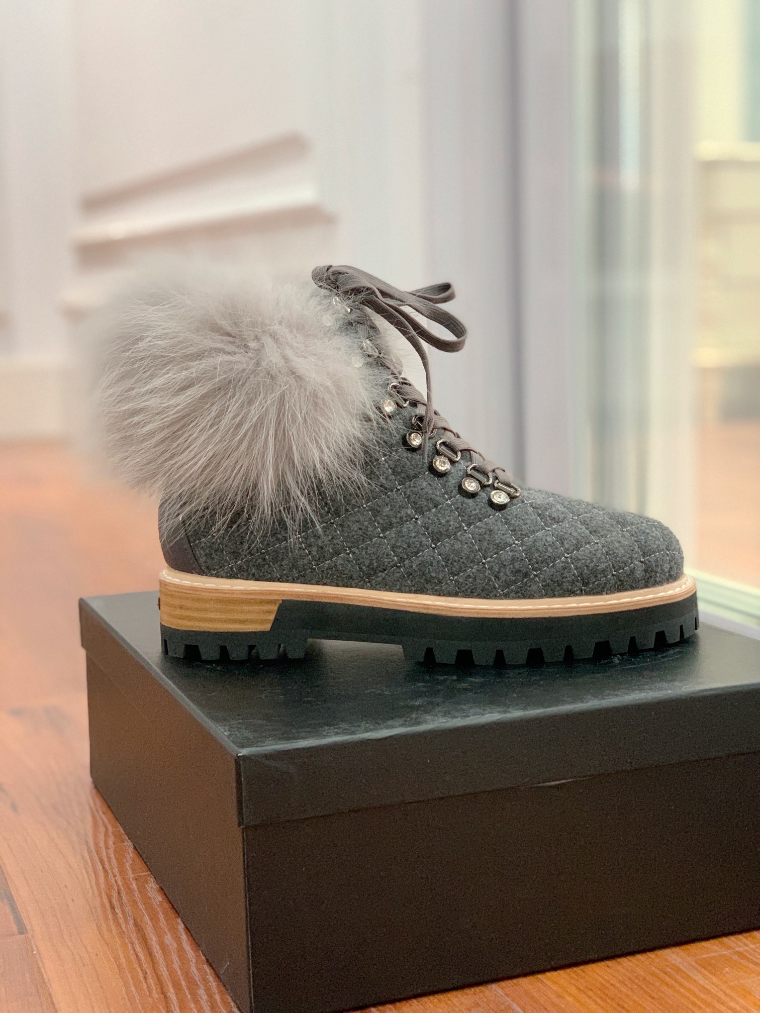 【LeSilla】领口狐狸毛款。代购级。莱斯娜意大利知名品牌。他的设计灵感源自于使一个女人的形象真实而充