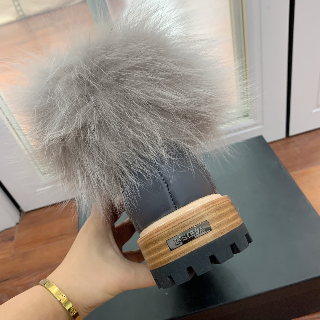 【LeSilla】领口狐狸毛款。代购级。莱斯娜意大利知名品牌。他的设计灵感源自于使一个女人的形象真实而充