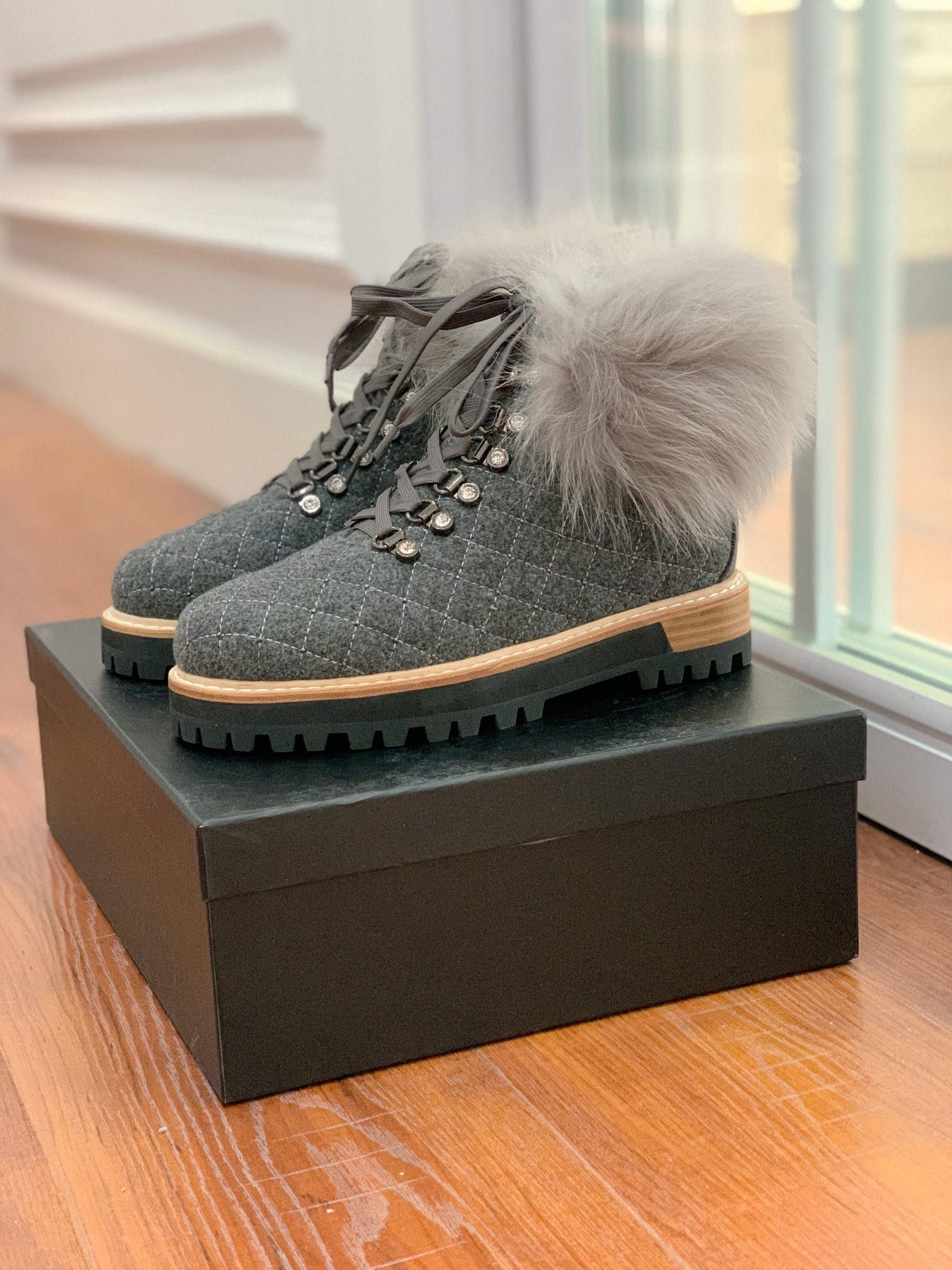 【LeSilla】领口狐狸毛款。代购级。莱斯娜意大利知名品牌。他的设计灵感源自于使一个女人的形象真实而充