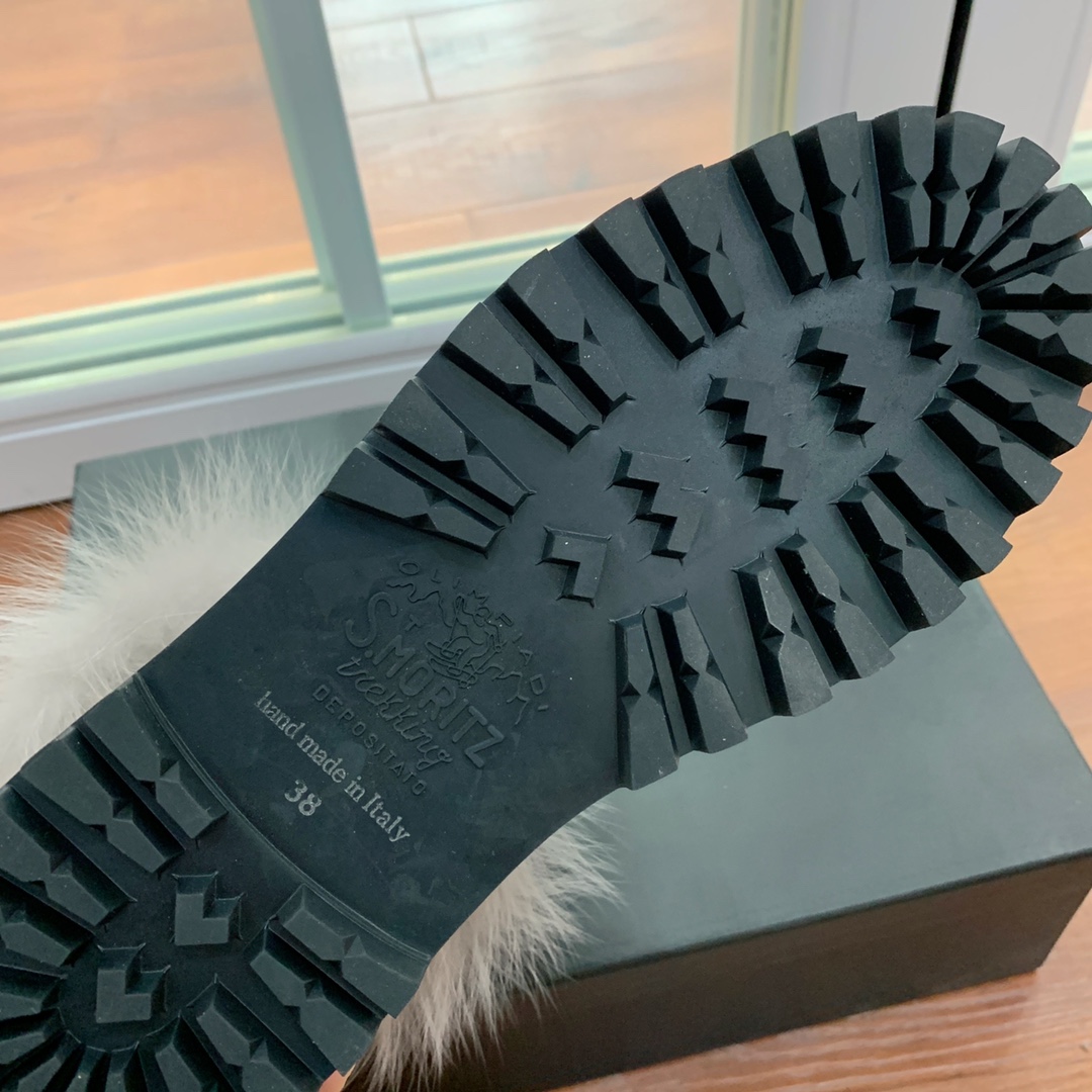 【LeSilla】领口狐狸毛款。代购级。莱斯娜意大利知名品牌。他的设计灵感源自于使一个女人的形象真实而充