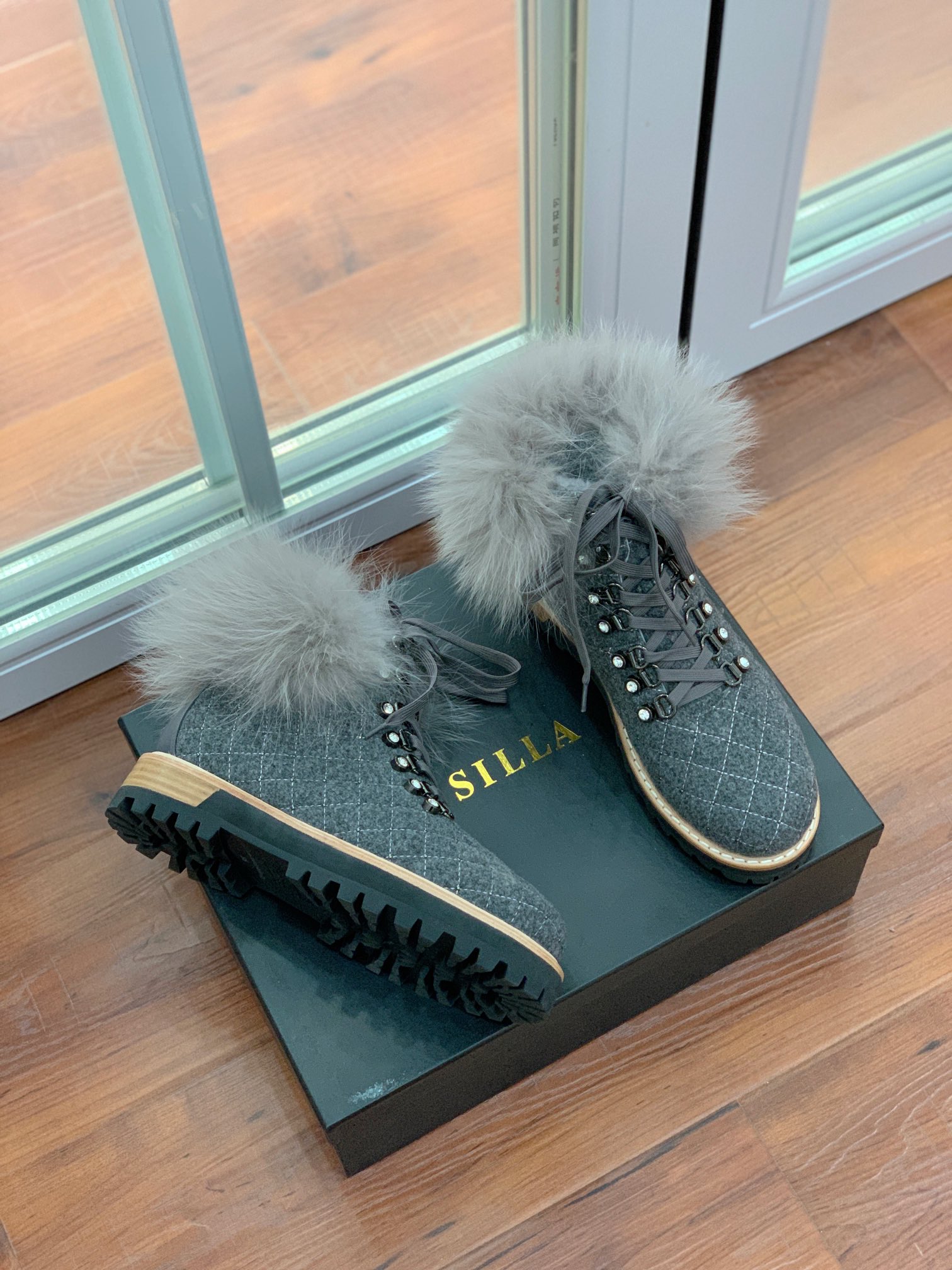 【LeSilla】领口狐狸毛款。代购级。莱斯娜意大利知名品牌。他的设计灵感源自于使一个女人的形象真实而充