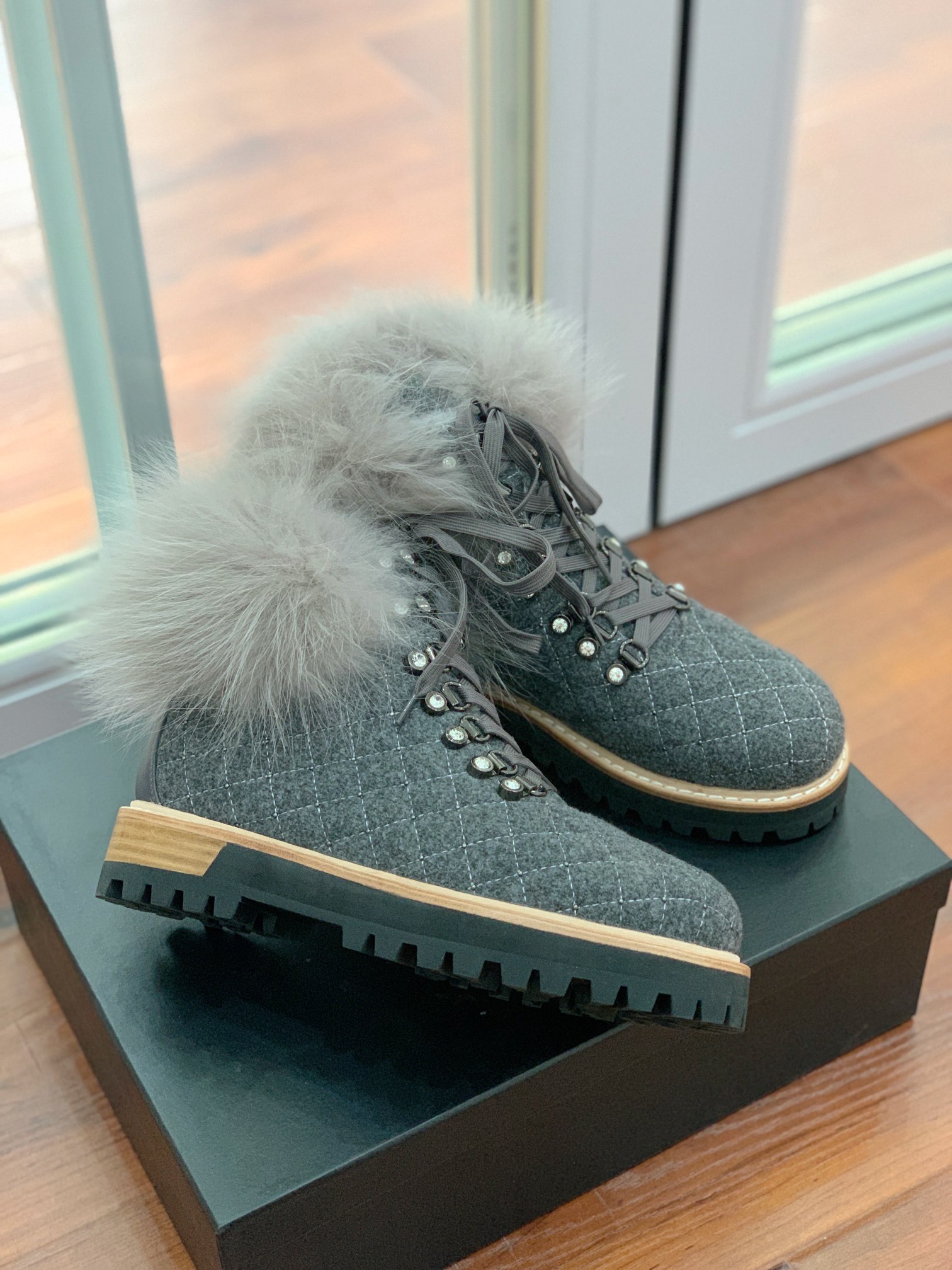 【LeSilla】领口狐狸毛款。代购级。莱斯娜意大利知名品牌。他的设计灵感源自于使一个女人的形象真实而充