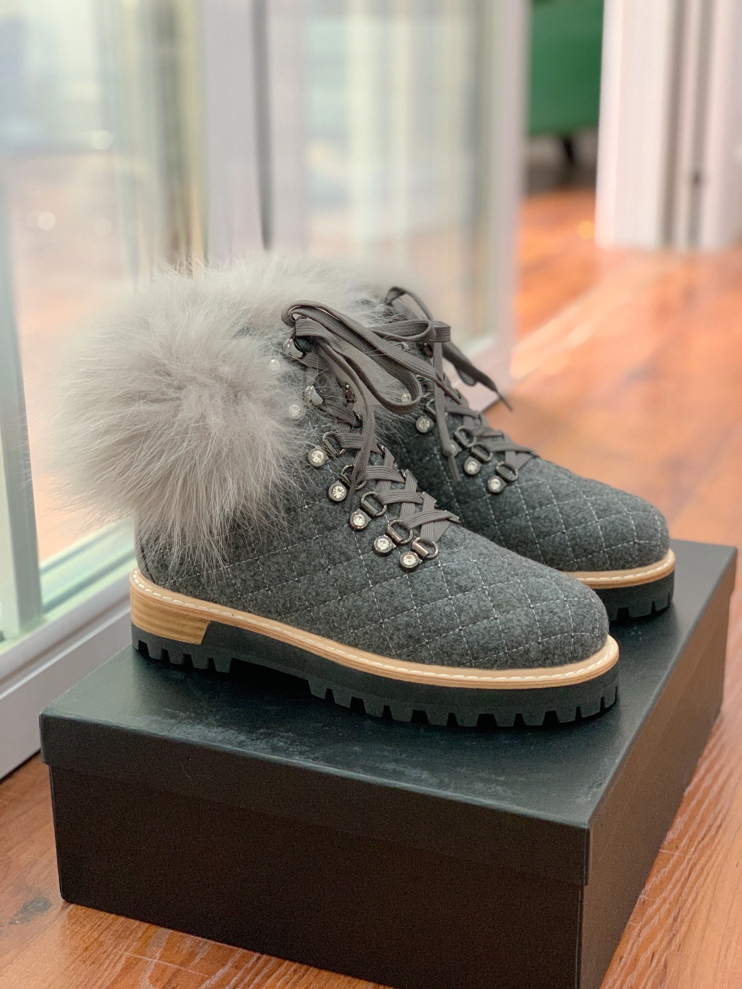 【LeSilla】领口狐狸毛款。代购级。莱斯娜意大利知名品牌。他的设计灵感源自于使一个女人的形象真实而充