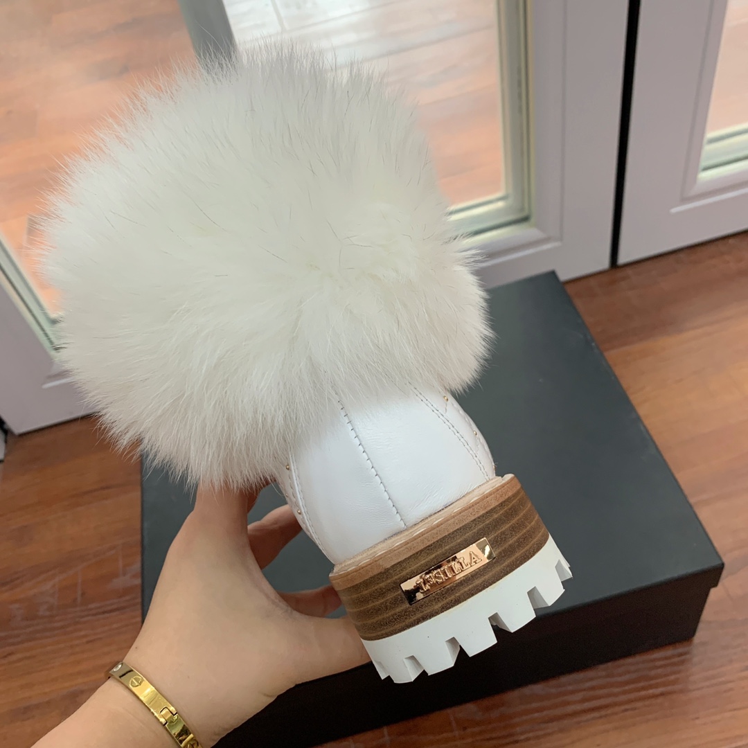 【LeSilla】领口狐狸毛款。代购级。莱斯娜意大利知名品牌。他的设计灵感源自于使一个女人的形象真实而充