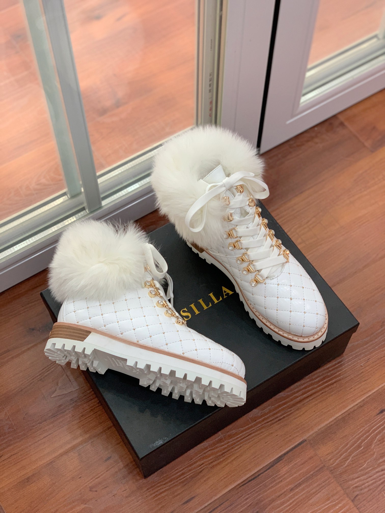 【LeSilla】领口狐狸毛款。代购级。莱斯娜意大利知名品牌。他的设计灵感源自于使一个女人的形象真实而充