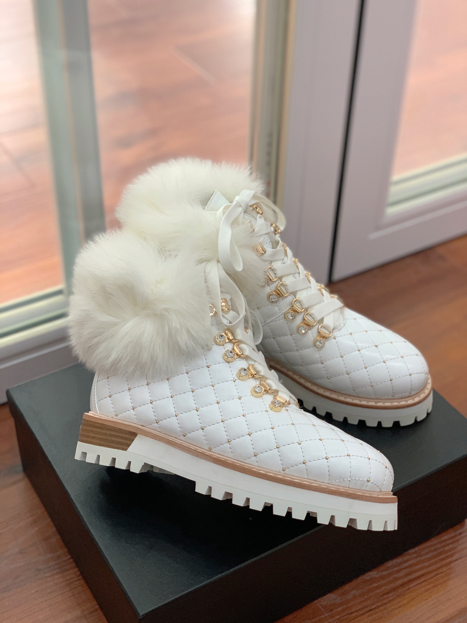 【LeSilla】领口狐狸毛款。代购级。莱斯娜意大利知名品牌。他的设计灵感源自于使一个女人的形象真实而充