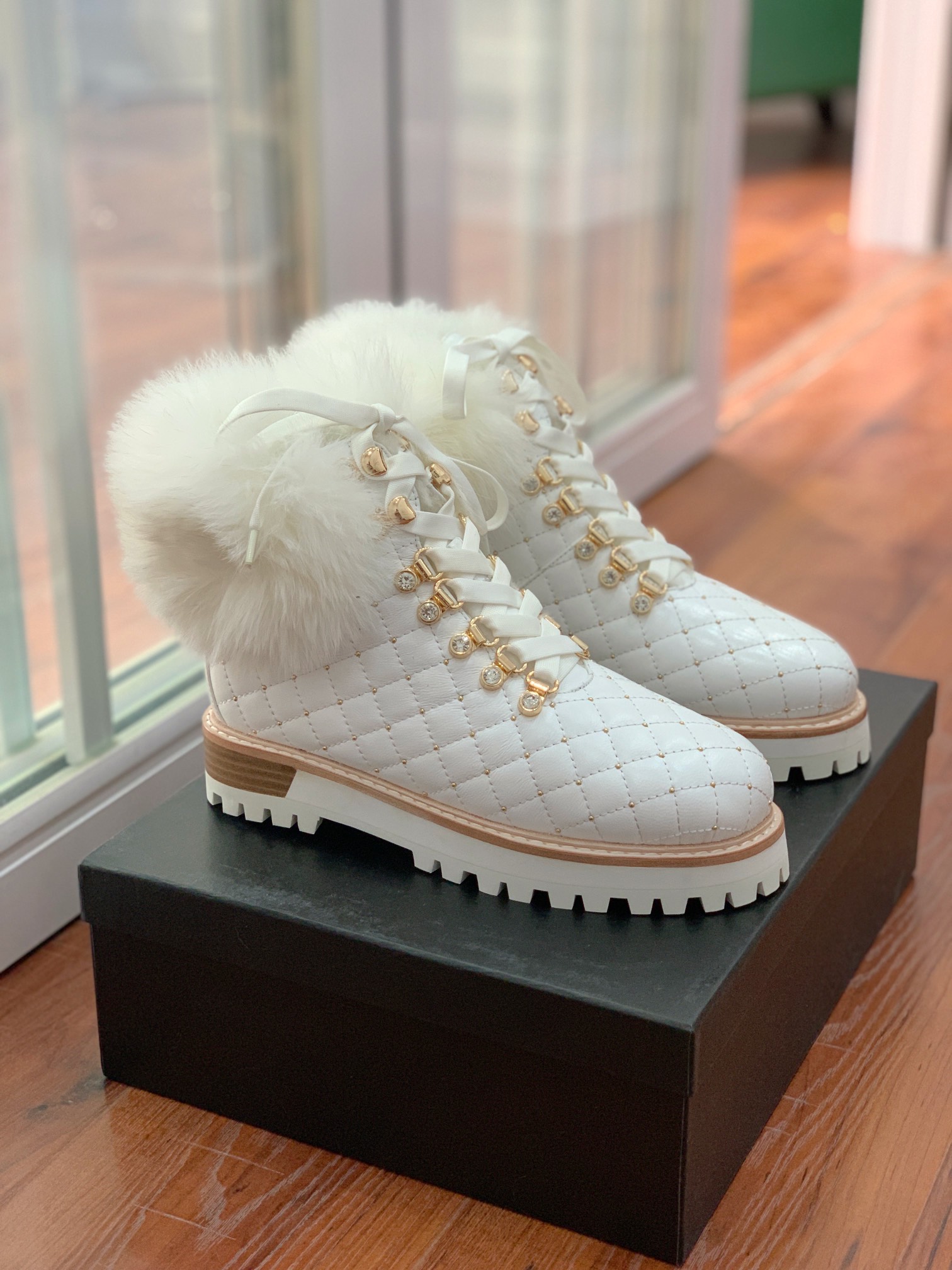 【LeSilla】领口狐狸毛款。代购级。莱斯娜意大利知名品牌。他的设计灵感源自于使一个女人的形象真实而充