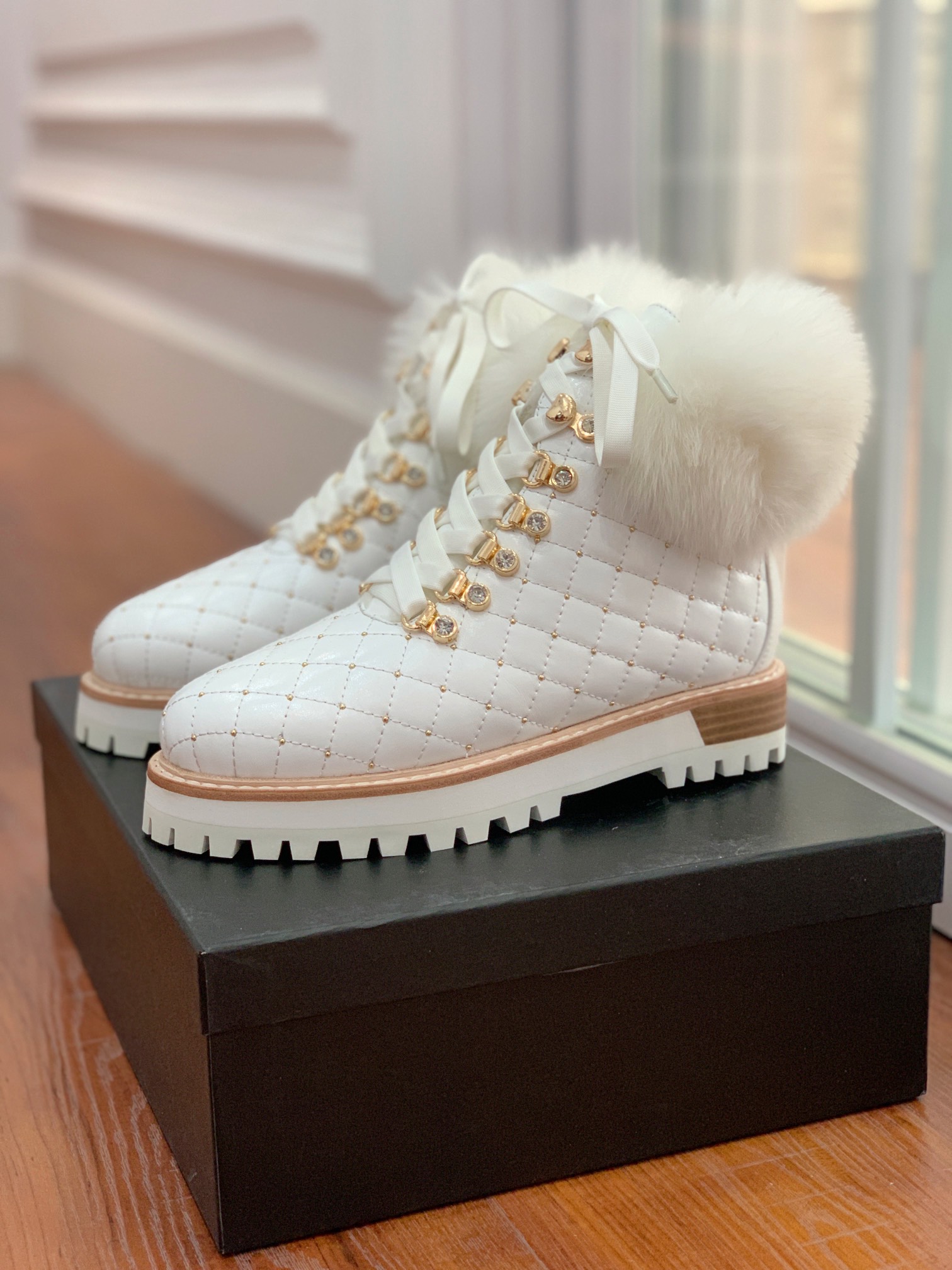 【LeSilla】领口狐狸毛款。代购级。莱斯娜意大利知名品牌。他的设计灵感源自于使一个女人的形象真实而充