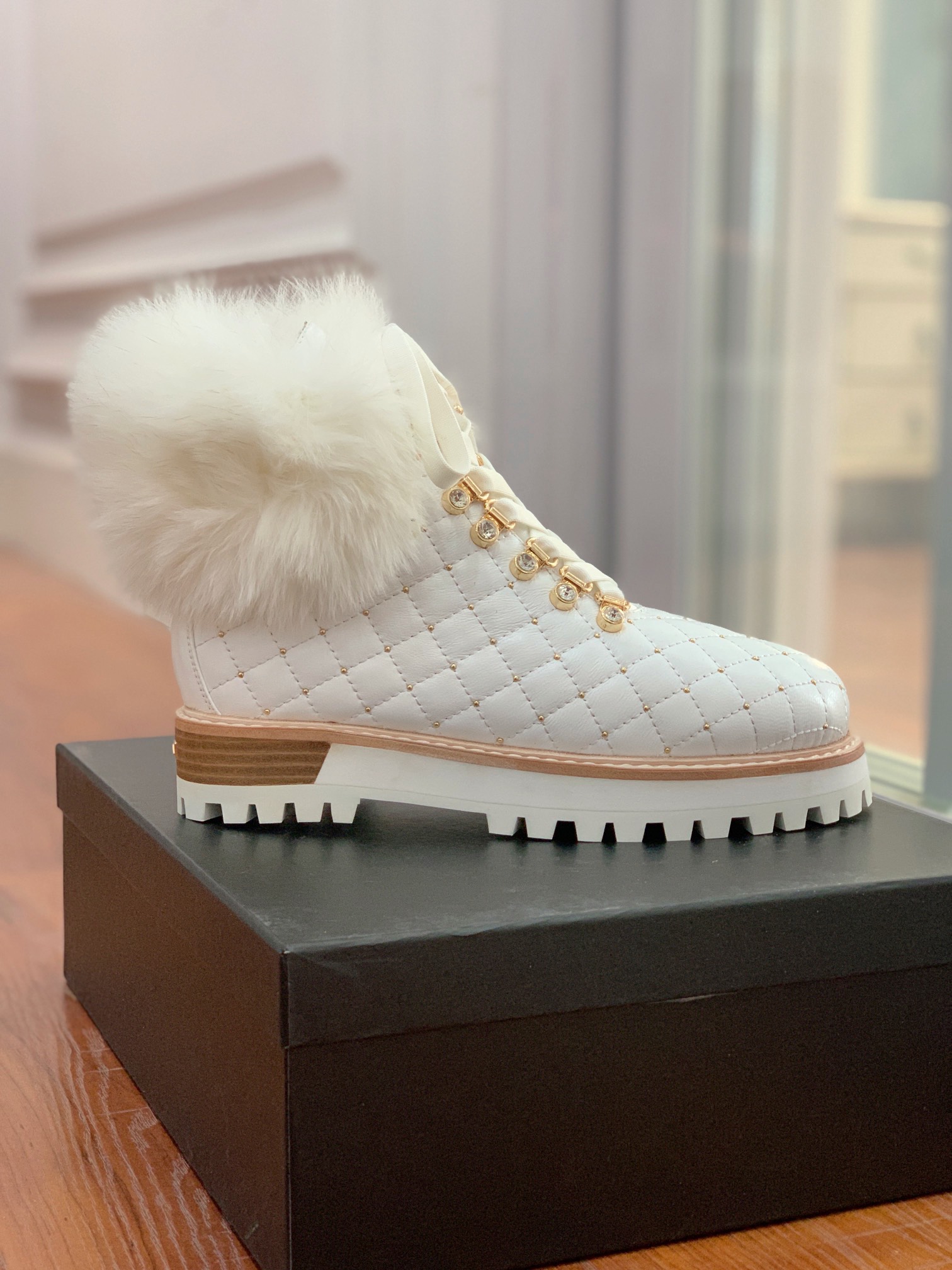 【LeSilla】领口狐狸毛款。代购级。莱斯娜意大利知名品牌。他的设计灵感源自于使一个女人的形象真实而充