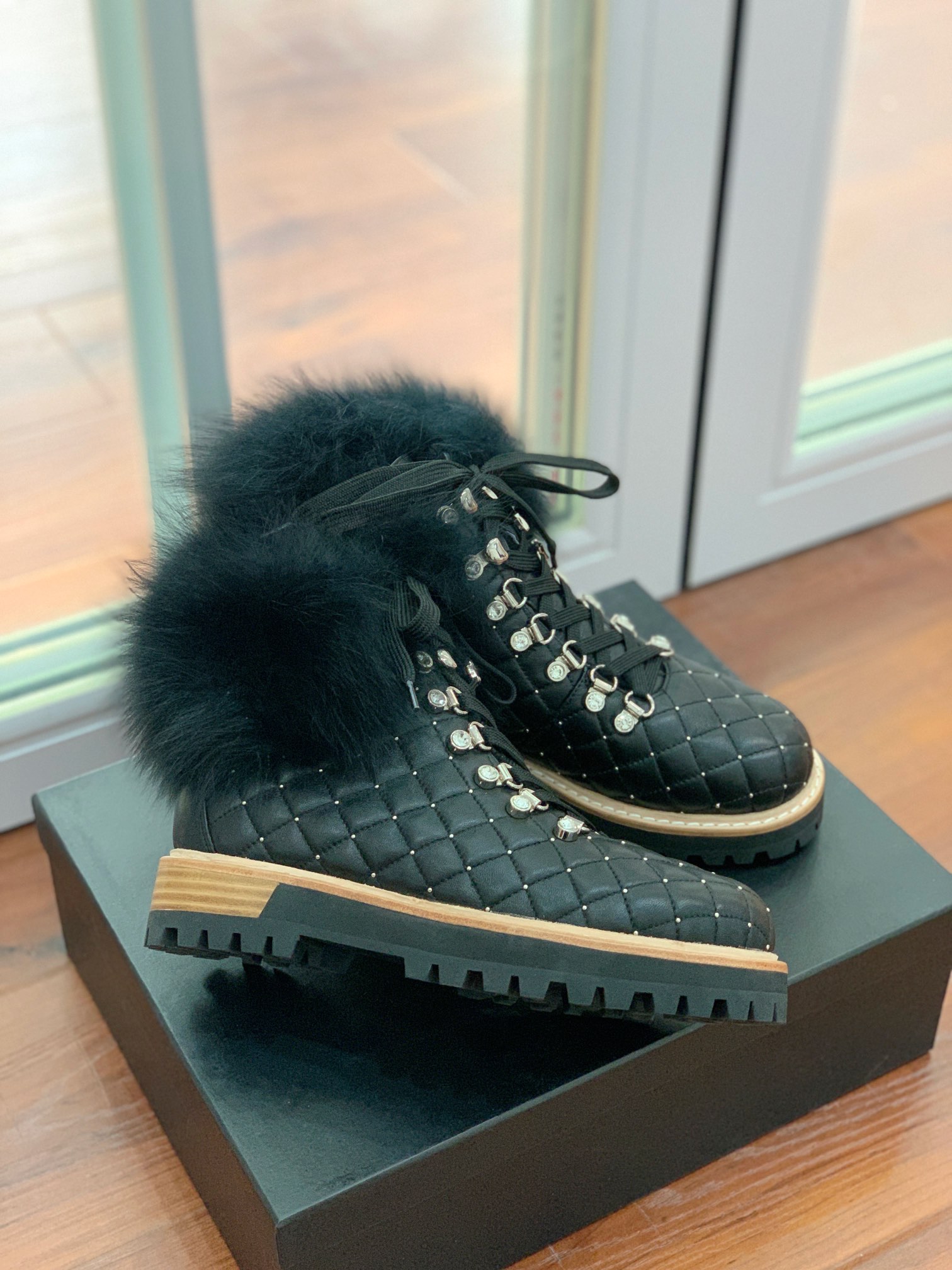 【LeSilla】领口狐狸毛款。代购级。莱斯娜意大利知名品牌。他的设计灵感源自于使一个女人的形象真实而充