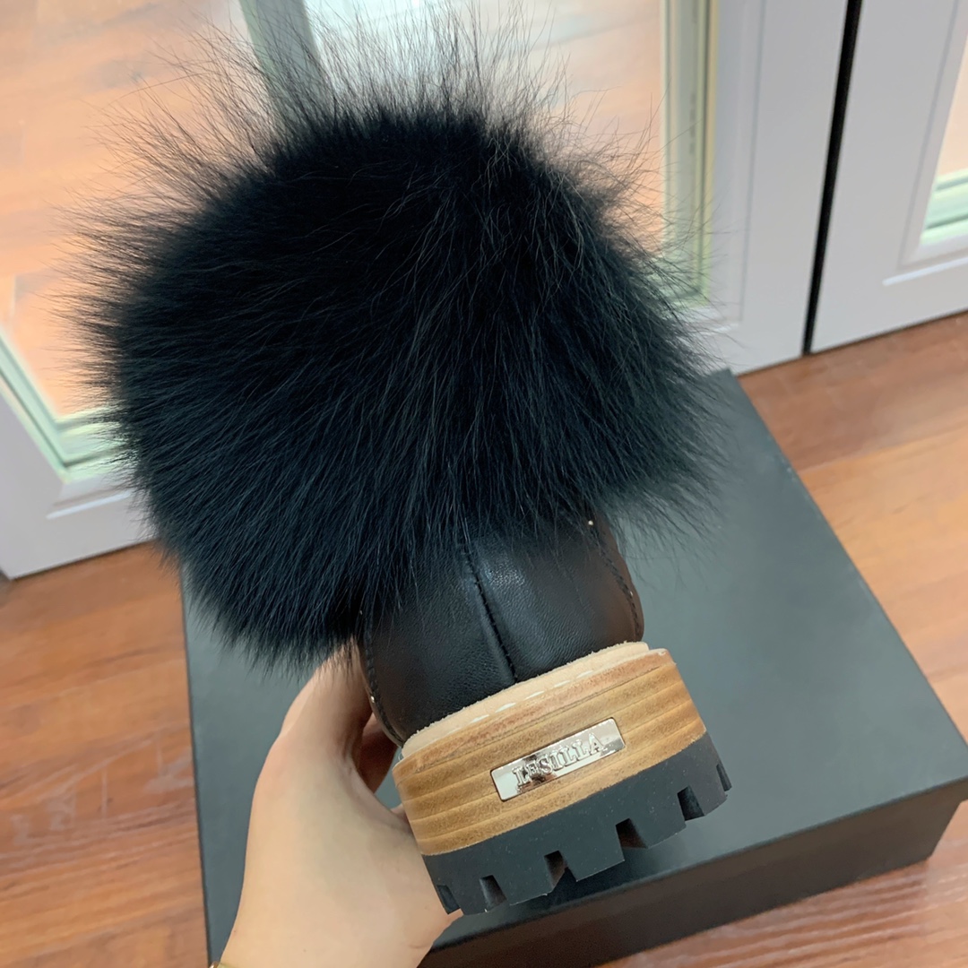 【LeSilla】领口狐狸毛款。代购级。莱斯娜意大利知名品牌。他的设计灵感源自于使一个女人的形象真实而充