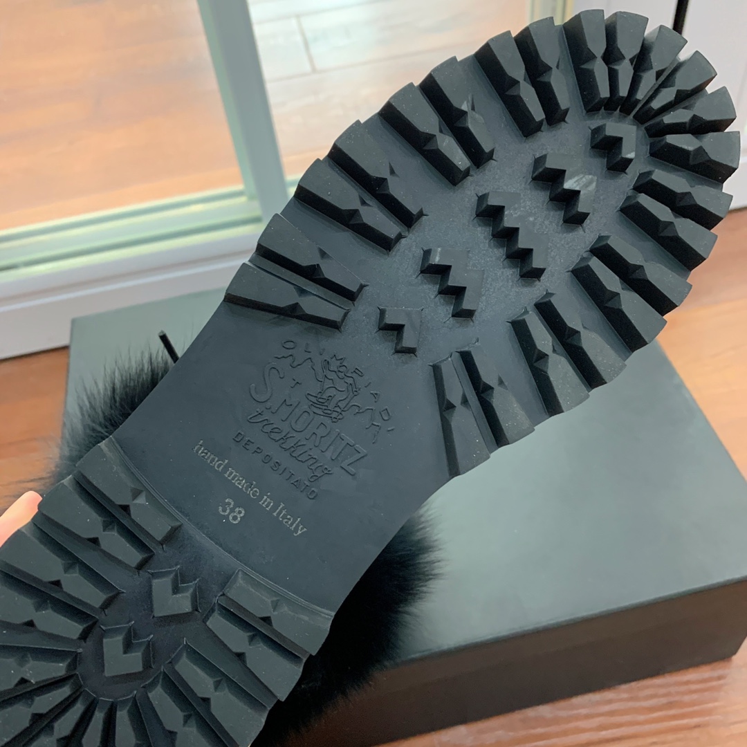 【LeSilla】领口狐狸毛款。代购级。莱斯娜意大利知名品牌。他的设计灵感源自于使一个女人的形象真实而充