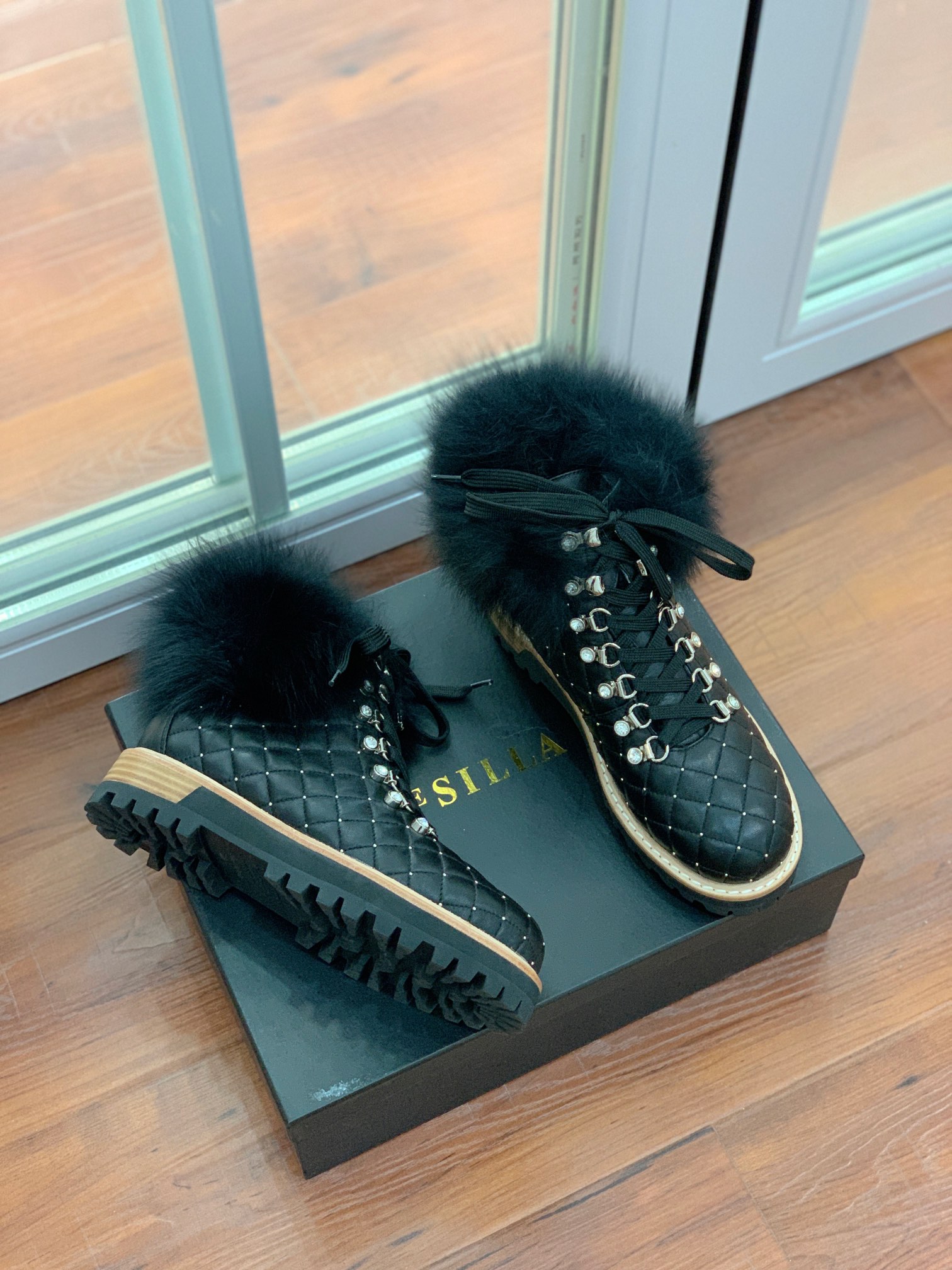 【LeSilla】领口狐狸毛款。代购级。莱斯娜意大利知名品牌。他的设计灵感源自于使一个女人的形象真实而充