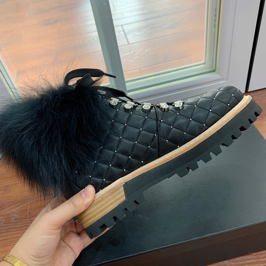 【LeSilla】领口狐狸毛款。代购级。莱斯娜意大利知名品牌。他的设计灵感源自于使一个女人的形象真实而充