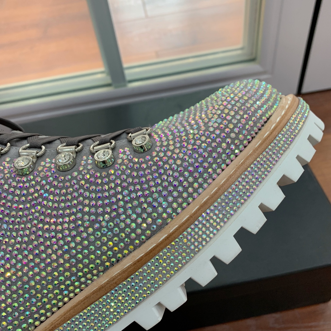 【LeSilla】满钻款。代购级。莱斯娜意大利知名品牌。他的设计灵感源自于使一个女人的形象真实而充满魅力