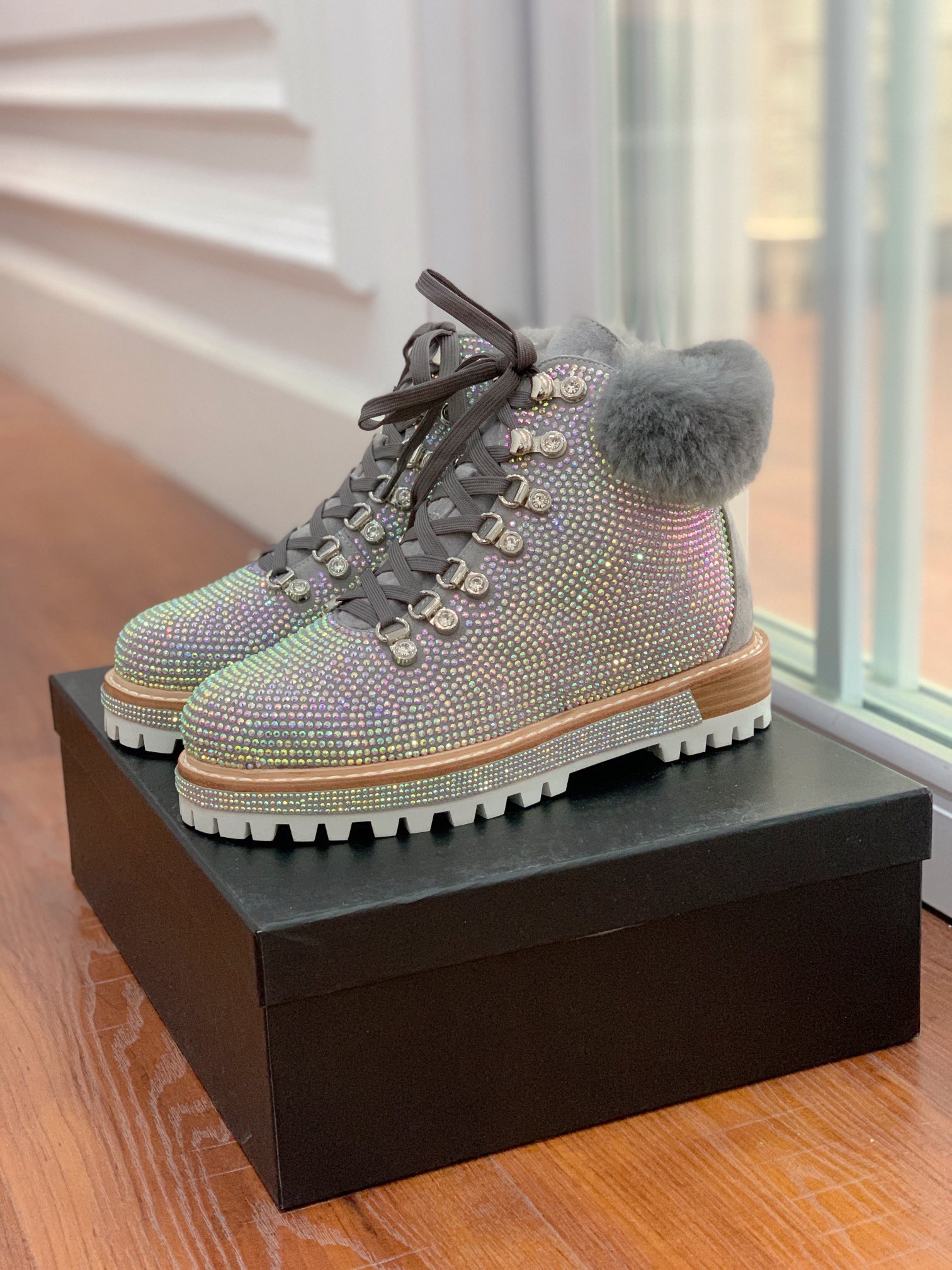 【LeSilla】满钻款。代购级。莱斯娜意大利知名品牌。他的设计灵感源自于使一个女人的形象真实而充满魅力