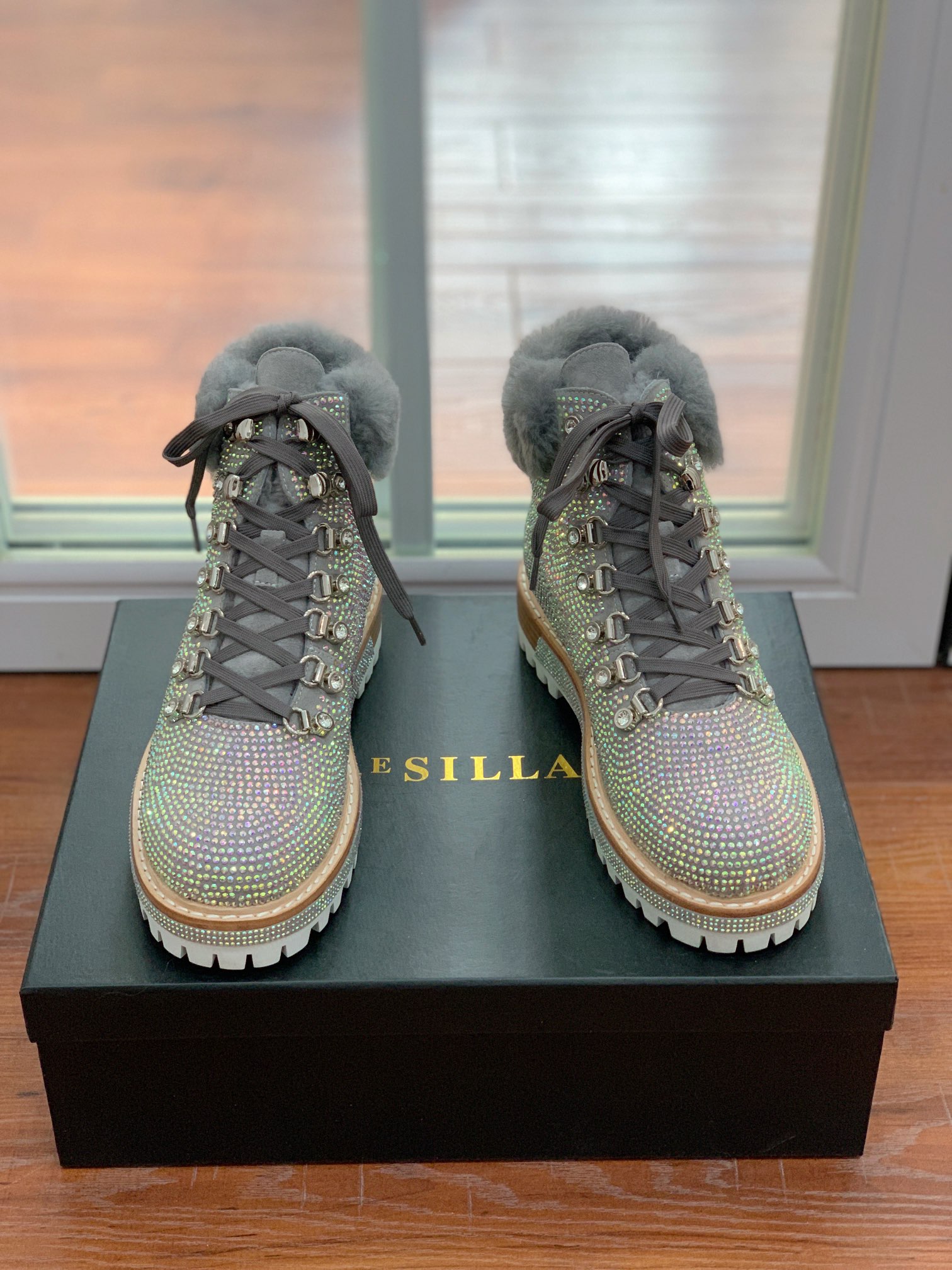 【LeSilla】满钻款。代购级。莱斯娜意大利知名品牌。他的设计灵感源自于使一个女人的形象真实而充满魅力