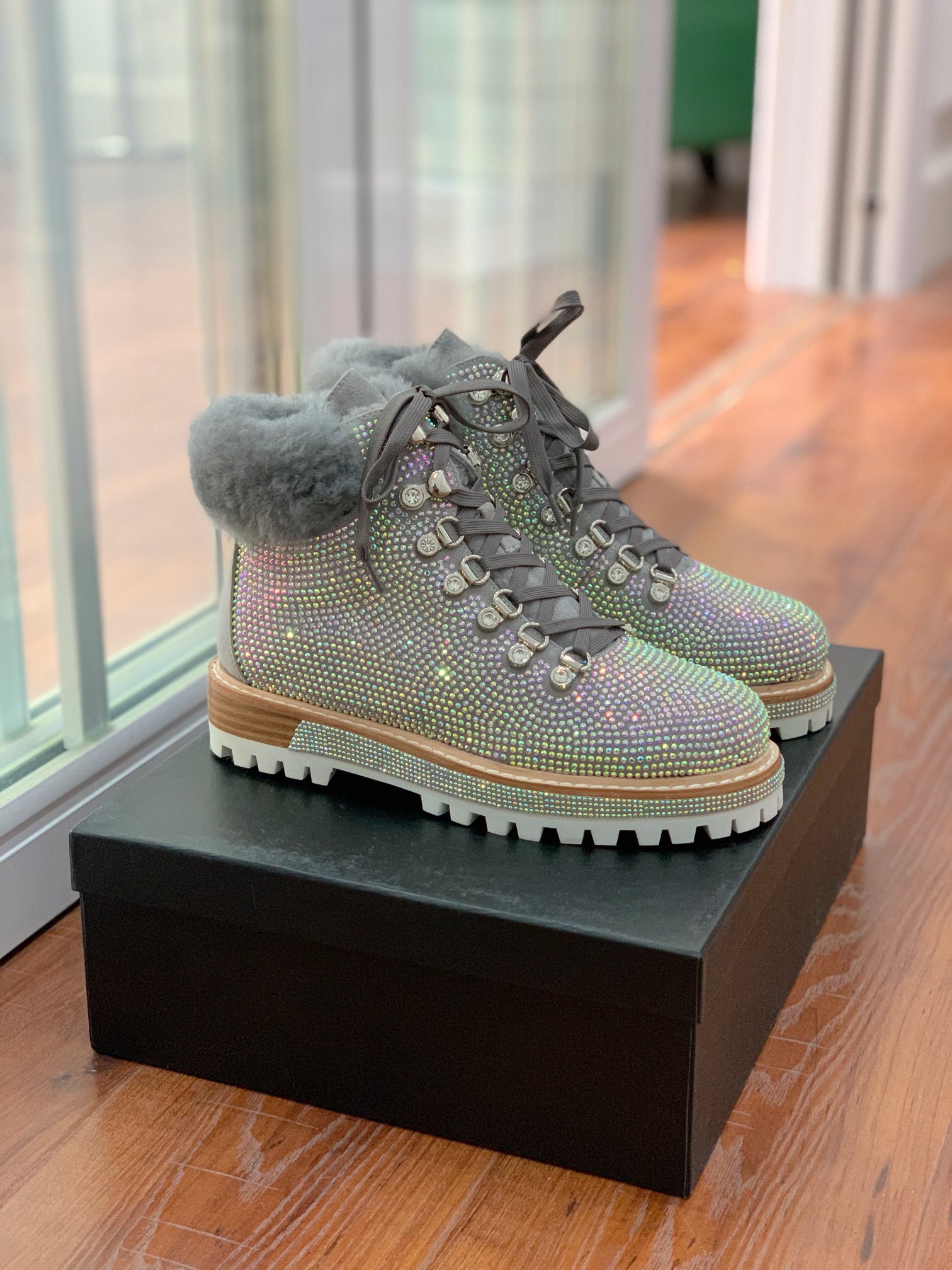 【LeSilla】满钻款。代购级。莱斯娜意大利知名品牌。他的设计灵感源自于使一个女人的形象真实而充满魅力