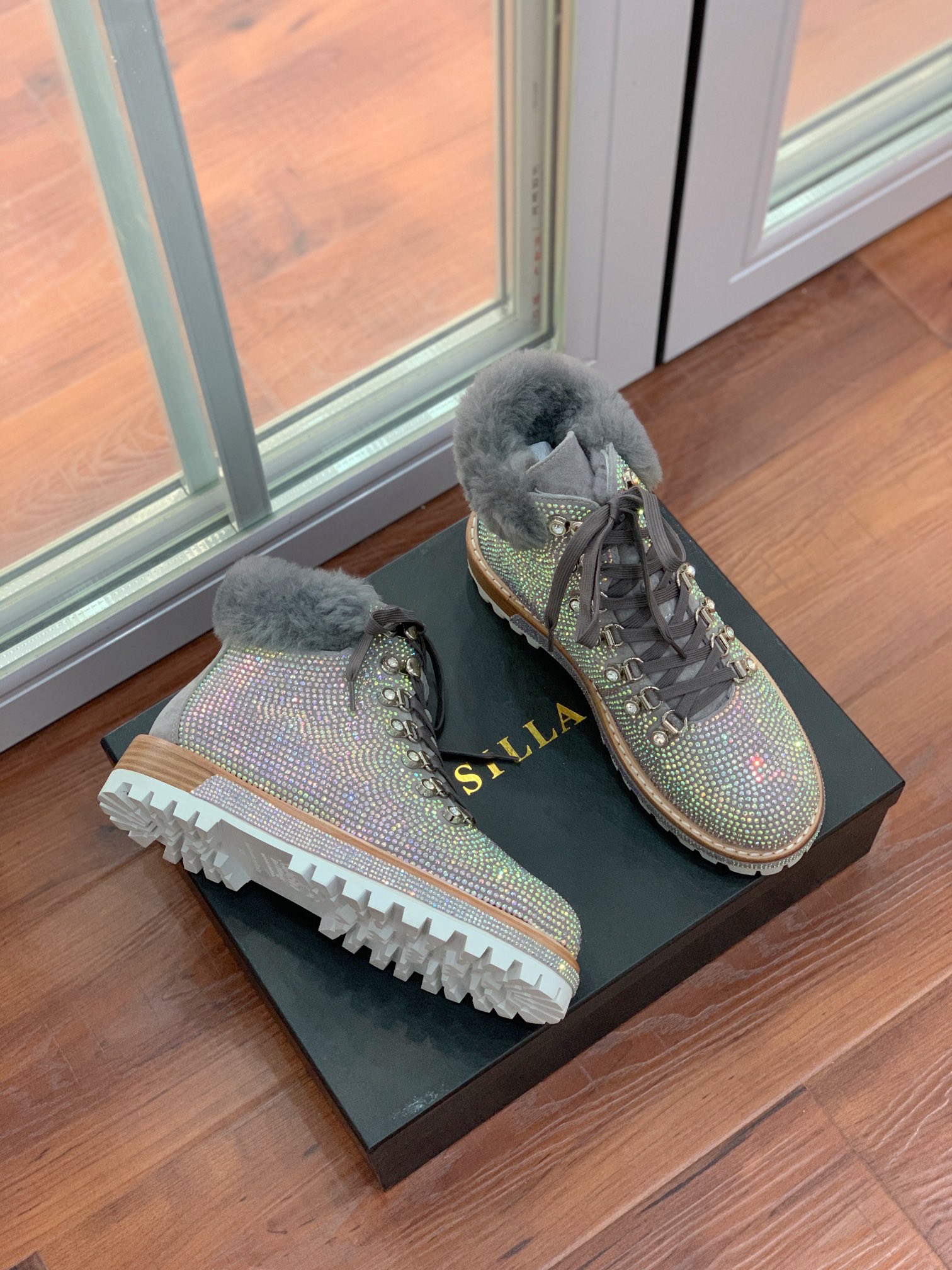 【LeSilla】满钻款。代购级。莱斯娜意大利知名品牌。他的设计灵感源自于使一个女人的形象真实而充满魅力